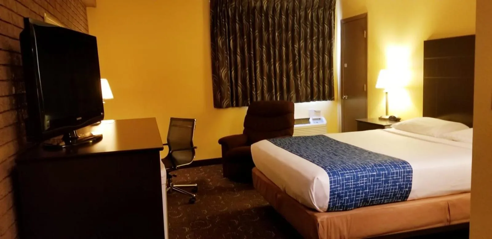 Bed in Alexander House Motel