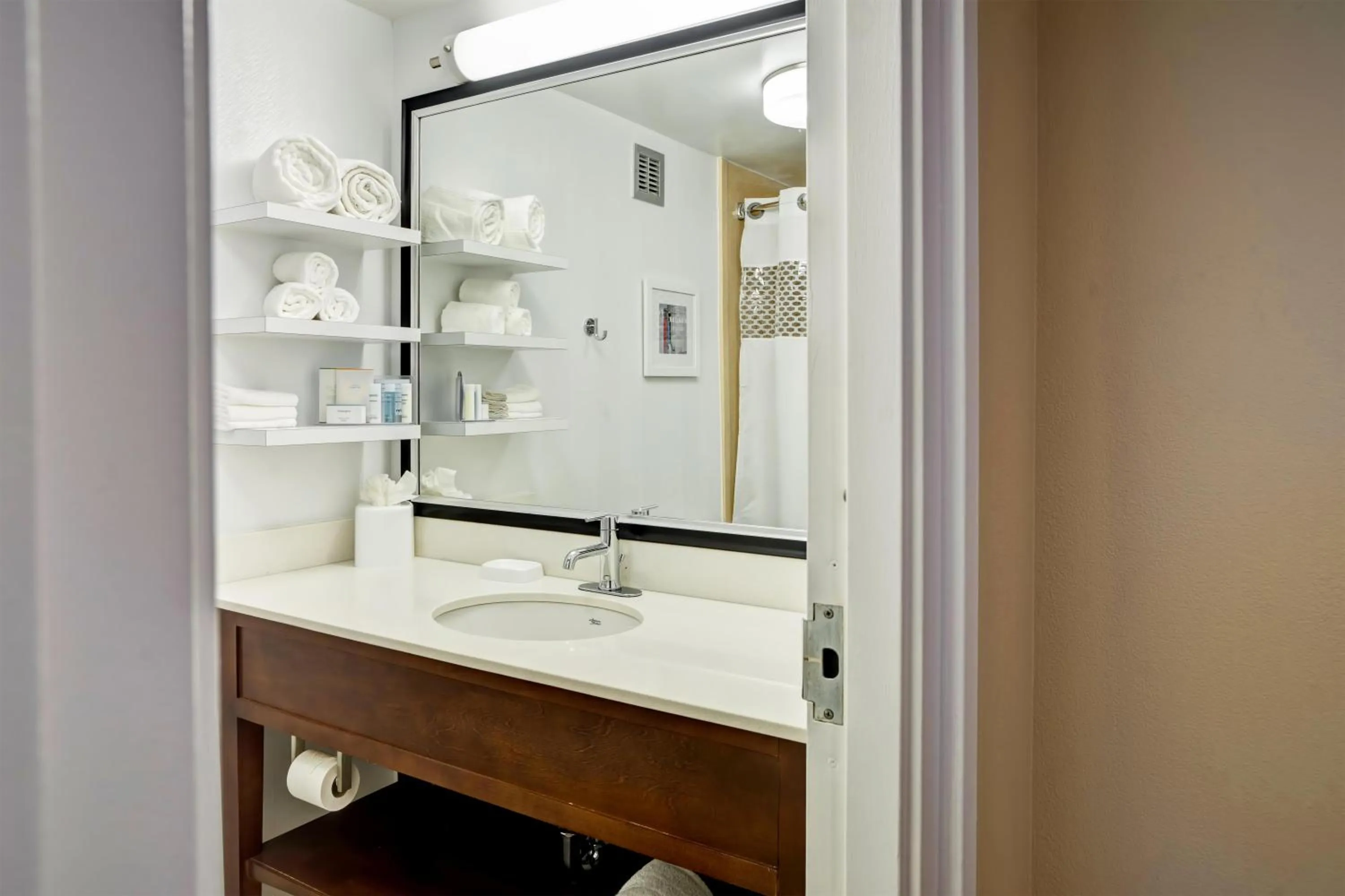 Bathroom in Hampton Inn Baltimore/Glen Burnie