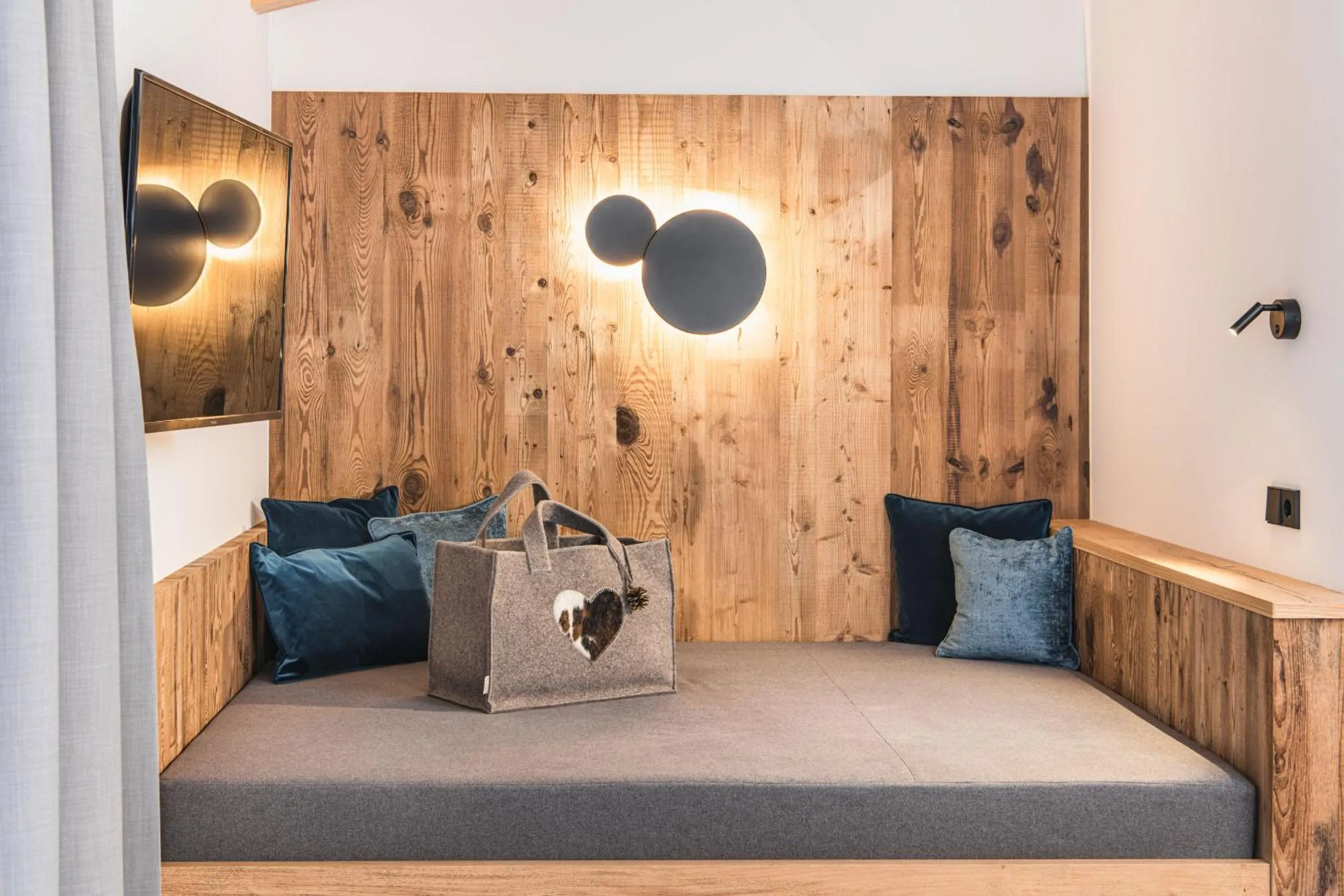 Seating area, Bed in Hotel Wolf