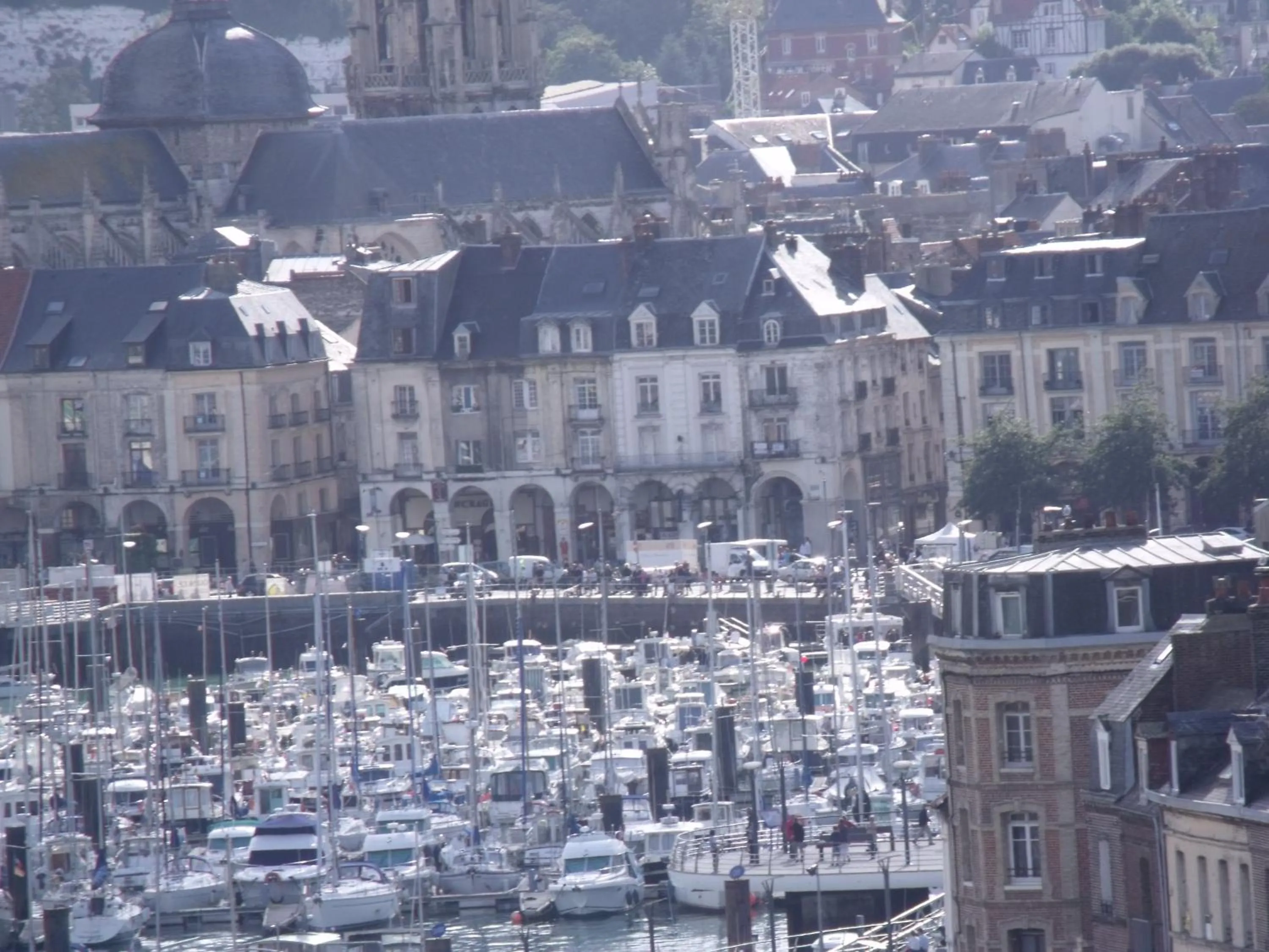 City view in Le Clos Robinson