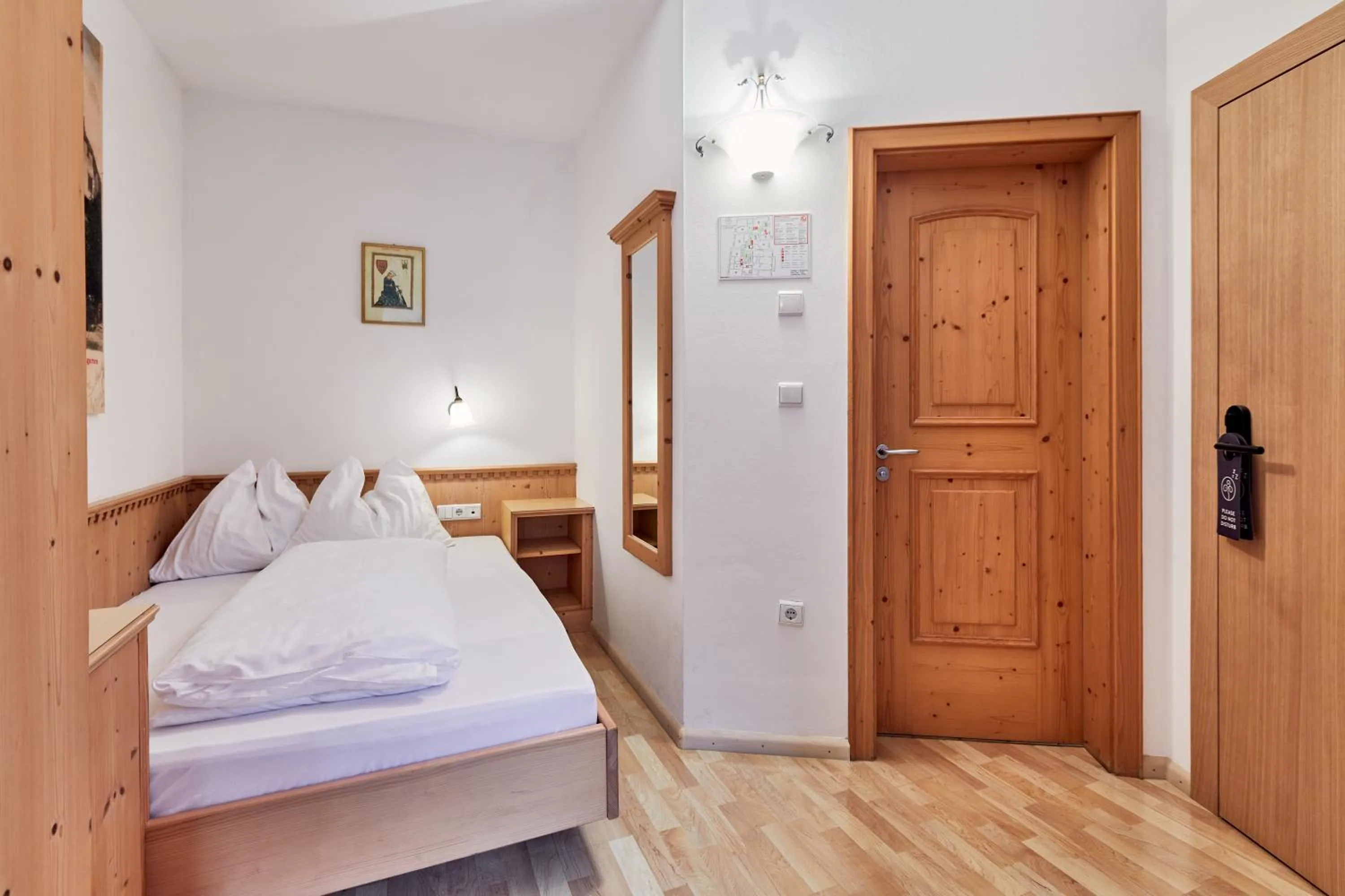 Photo of the whole room, Bed in Hotel Walther v.d. Vogelweide Superior