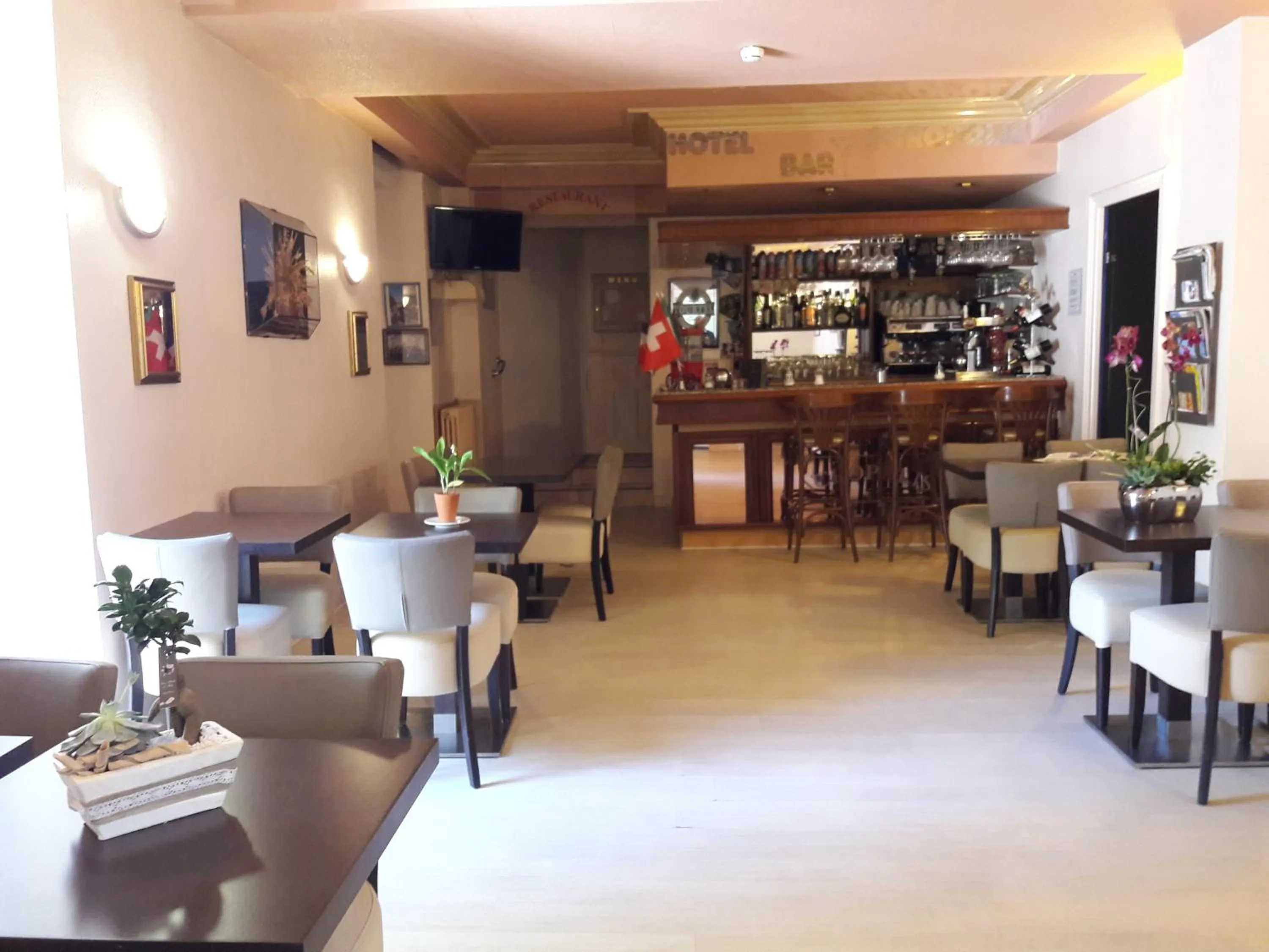 Lounge or bar in Hôtel Acropolis - Lourdes