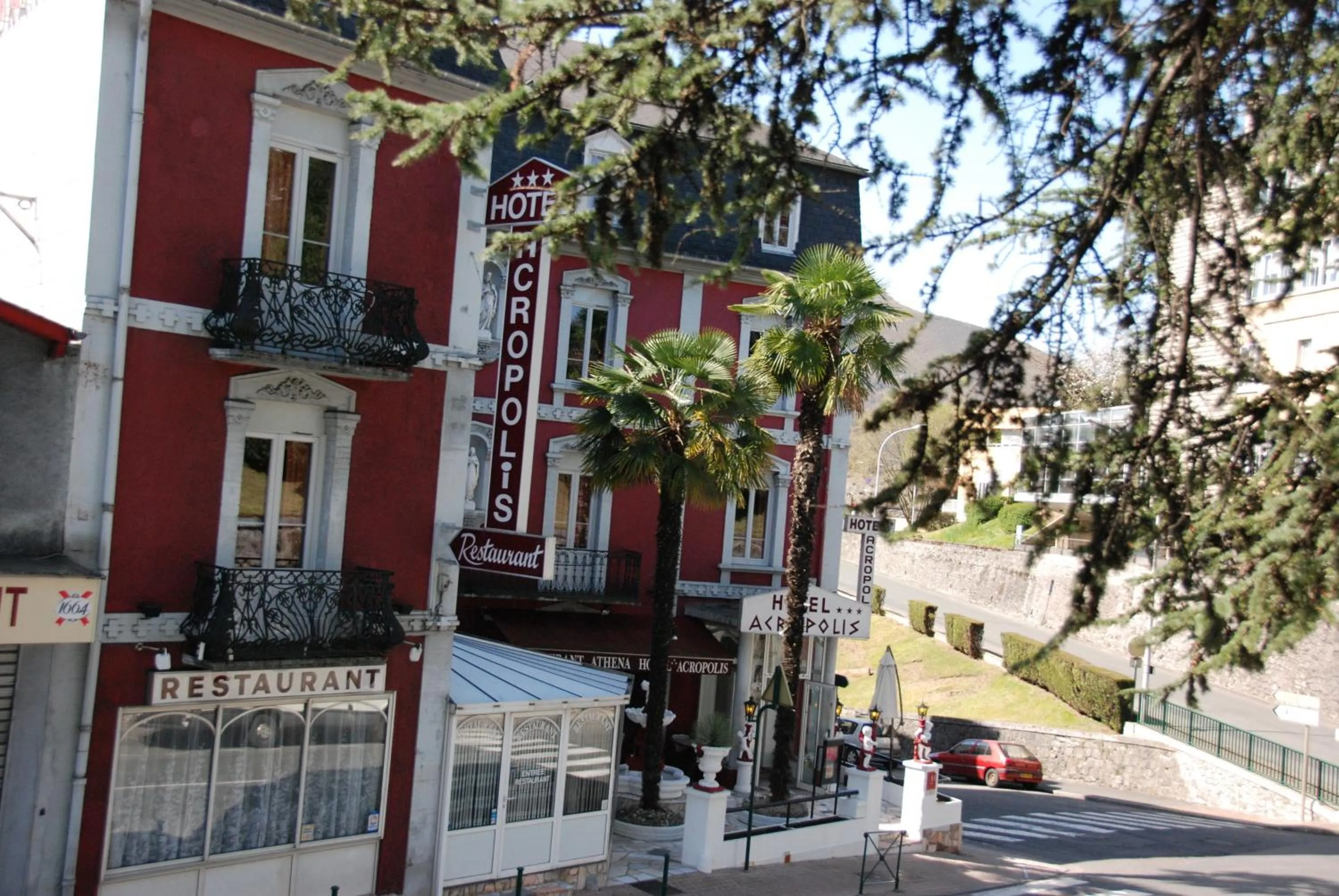 Facade/entrance in Hôtel Acropolis - Lourdes