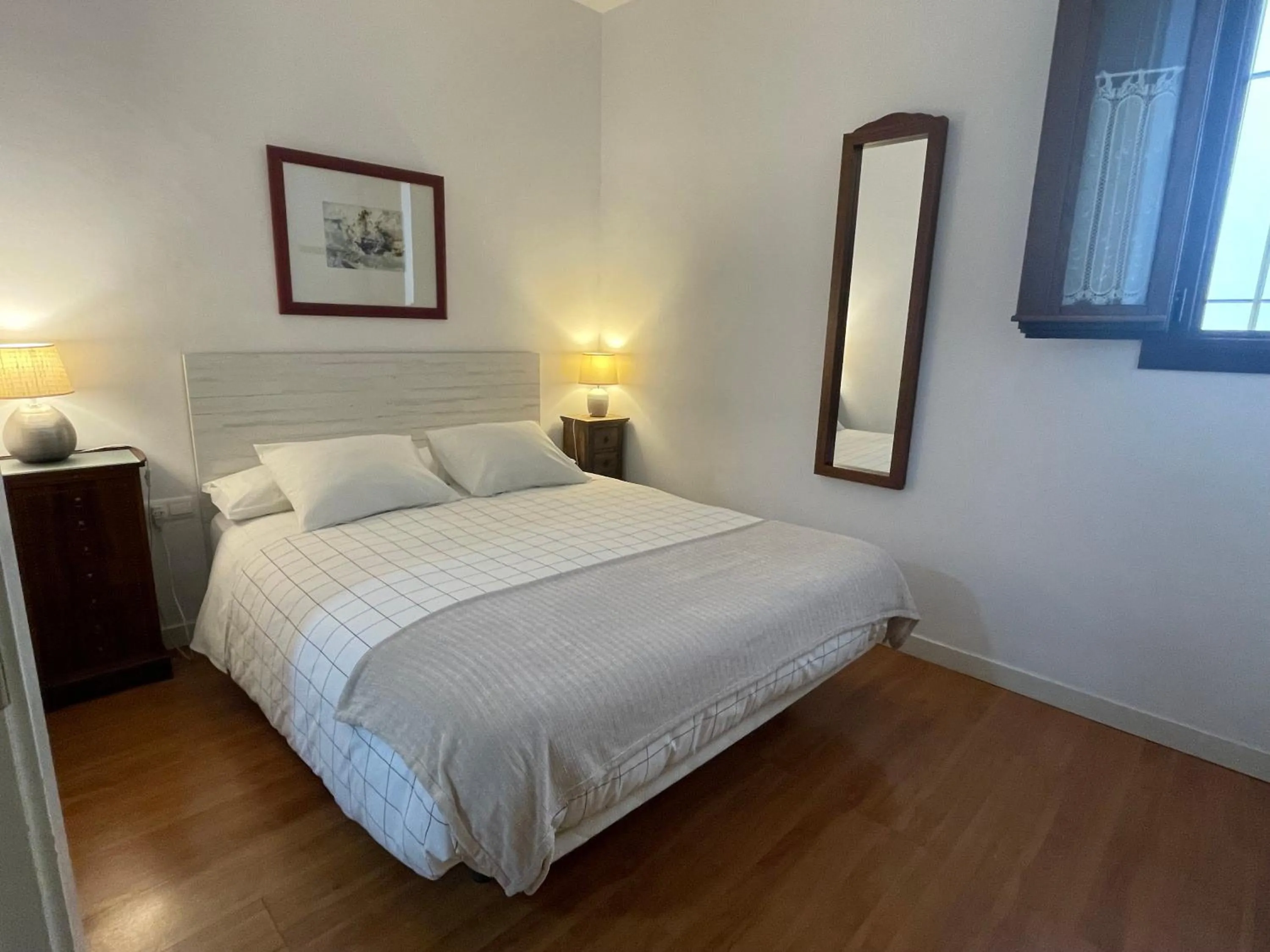 Bedroom, Bed in Apartamento céntrico Plaza del Salvador