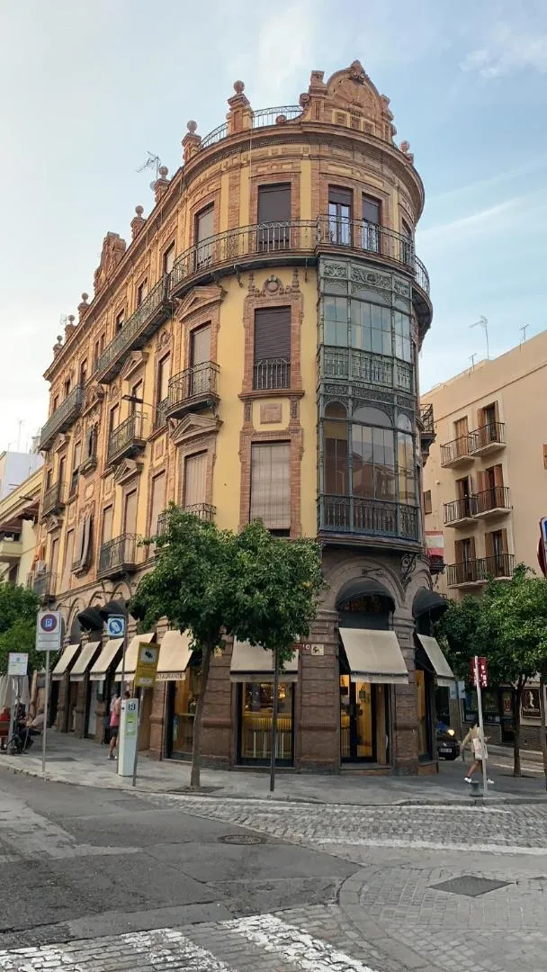 Property building in Apartamento céntrico Plaza del Salvador