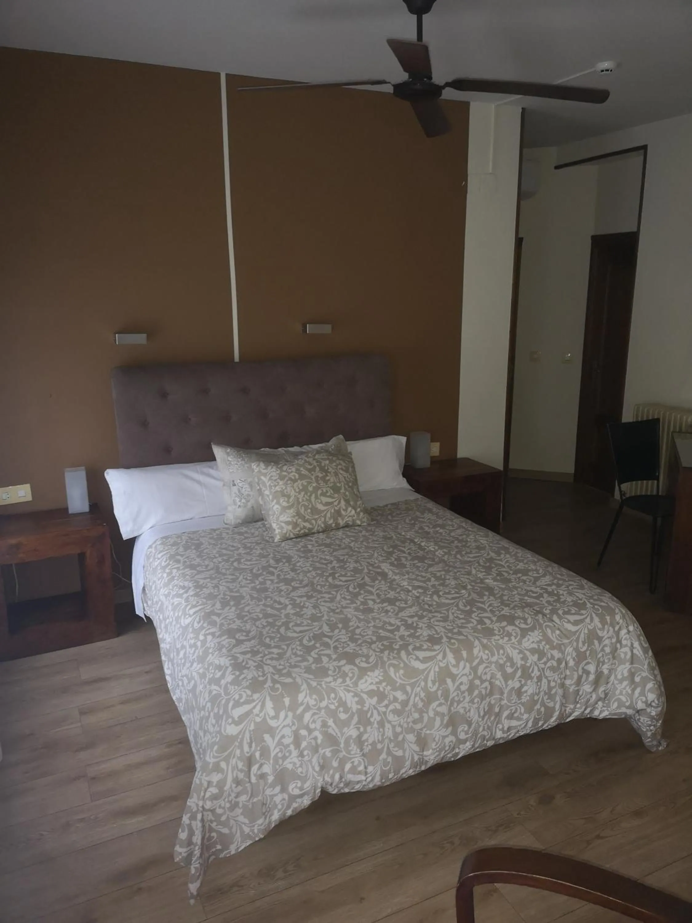 Deluxe Double or Twin Room with City View in Hostal Plaza