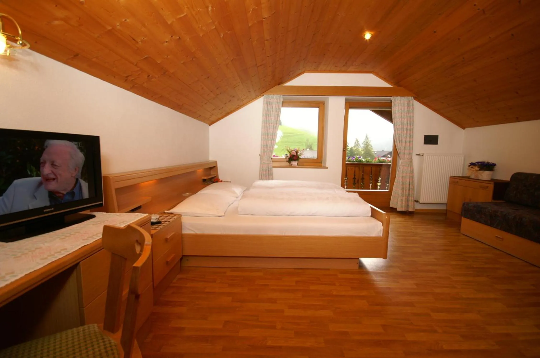 Photo of the whole room, Bed in La Palsa