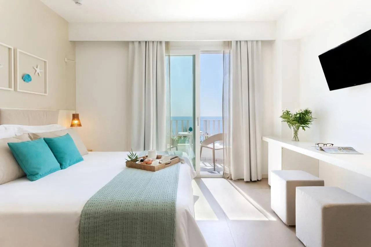 Bedroom, Bed in Albatros Beach Hotel