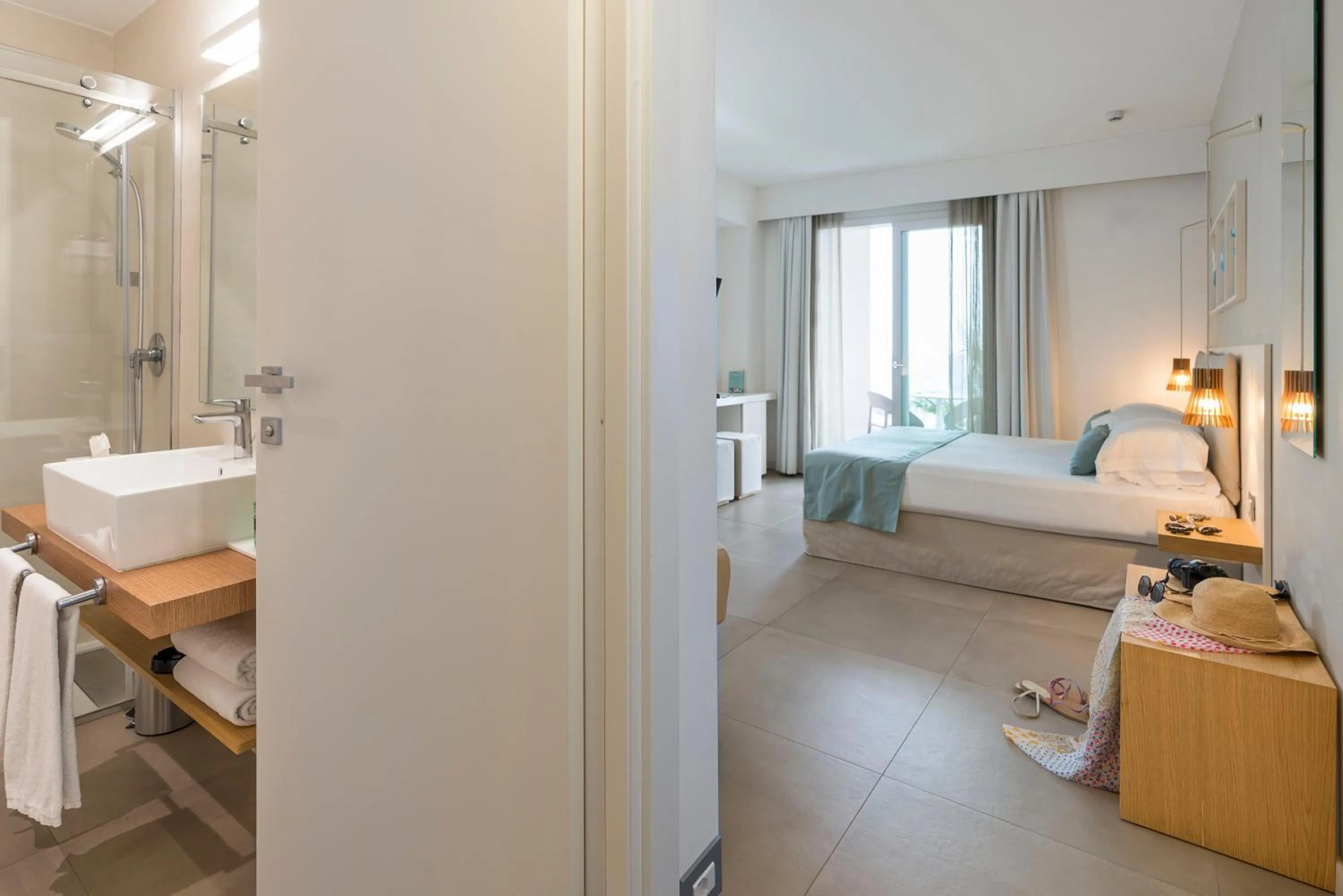 Bathroom, Bed in Albatros Beach Hotel