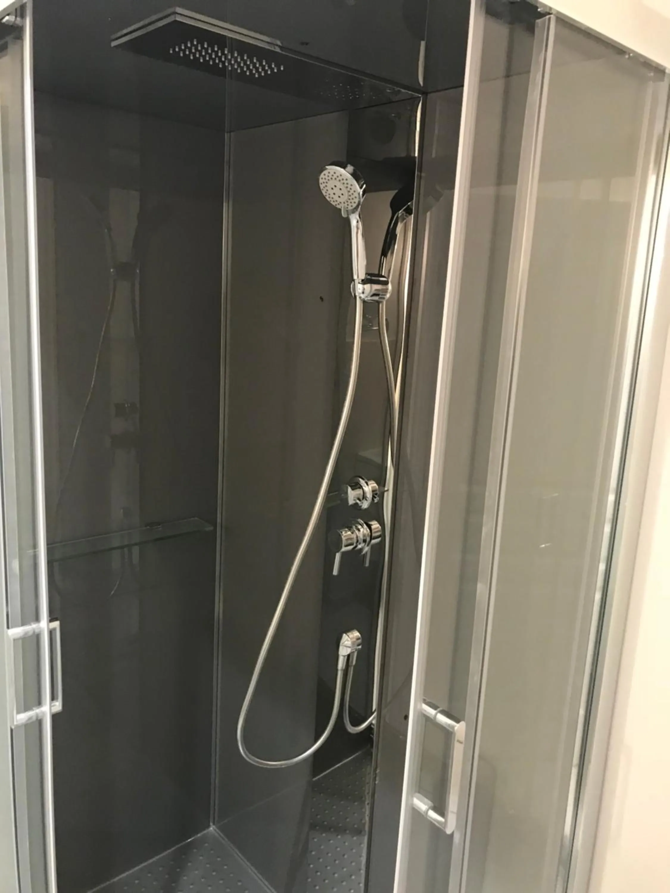 Shower in Studio du couvent des carmes
