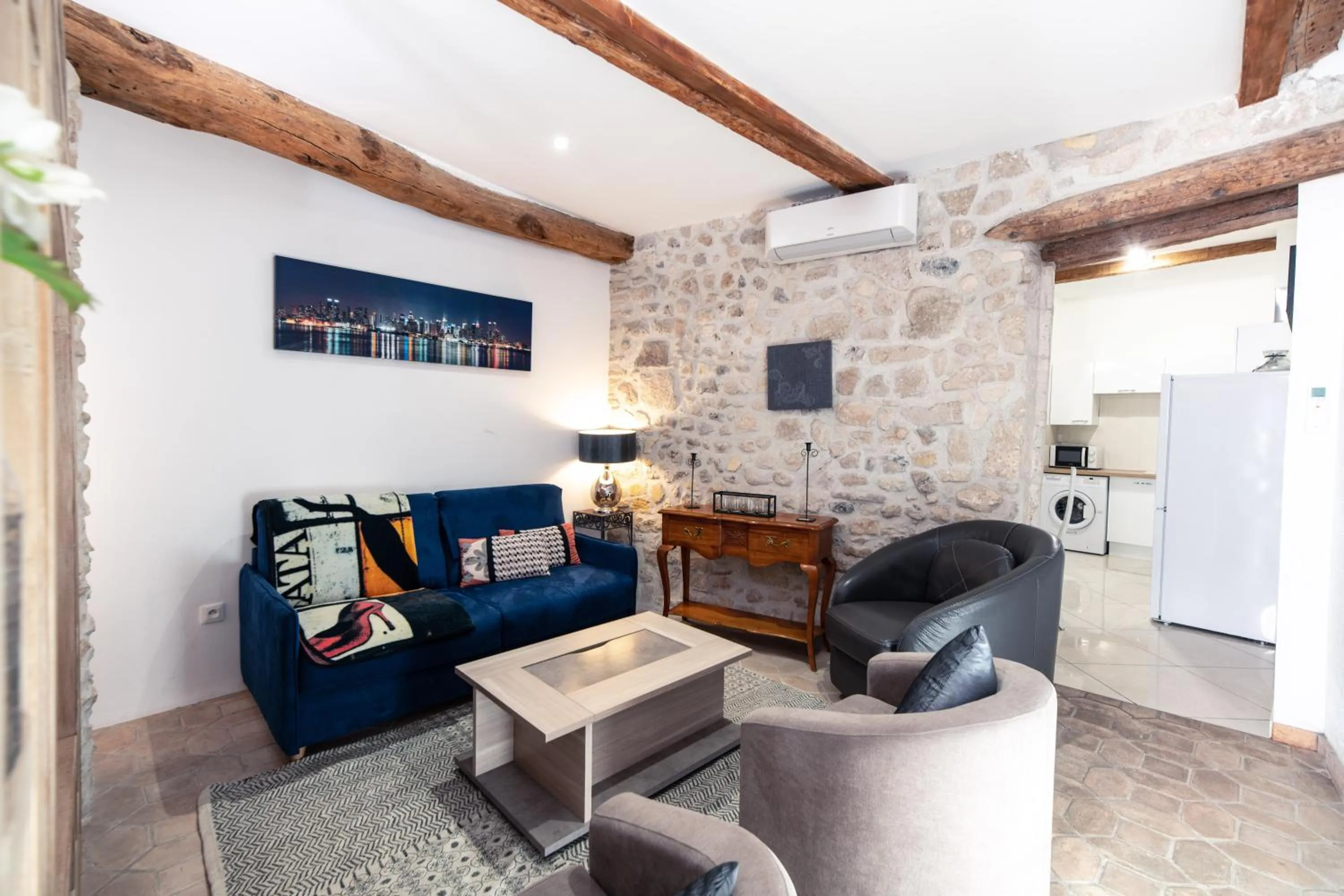 Communal lounge/ TV room in Studio du couvent des carmes