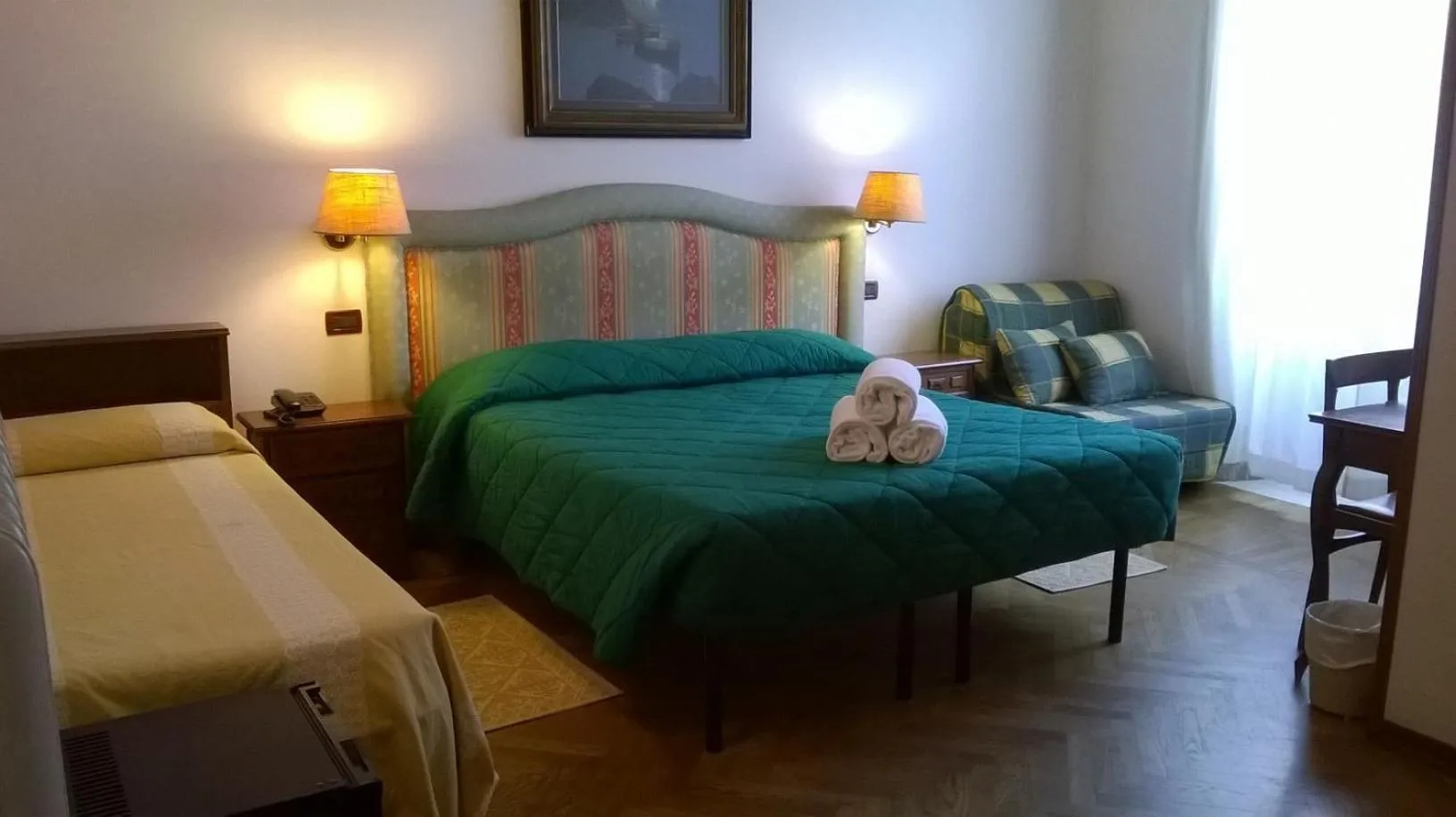 Day, Bed in Hotel Ely