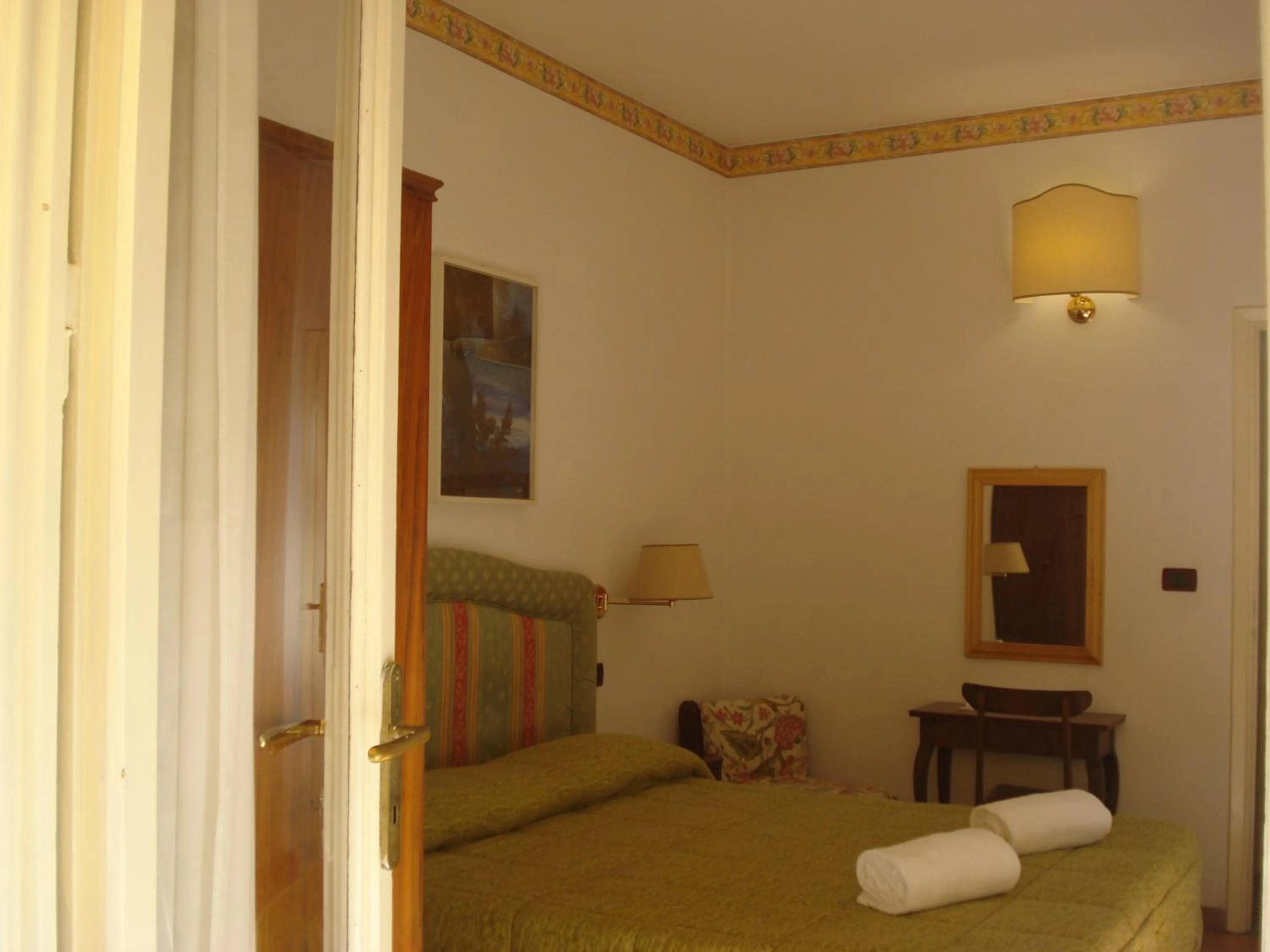 Balcony/Terrace, Bed in Hotel Ely