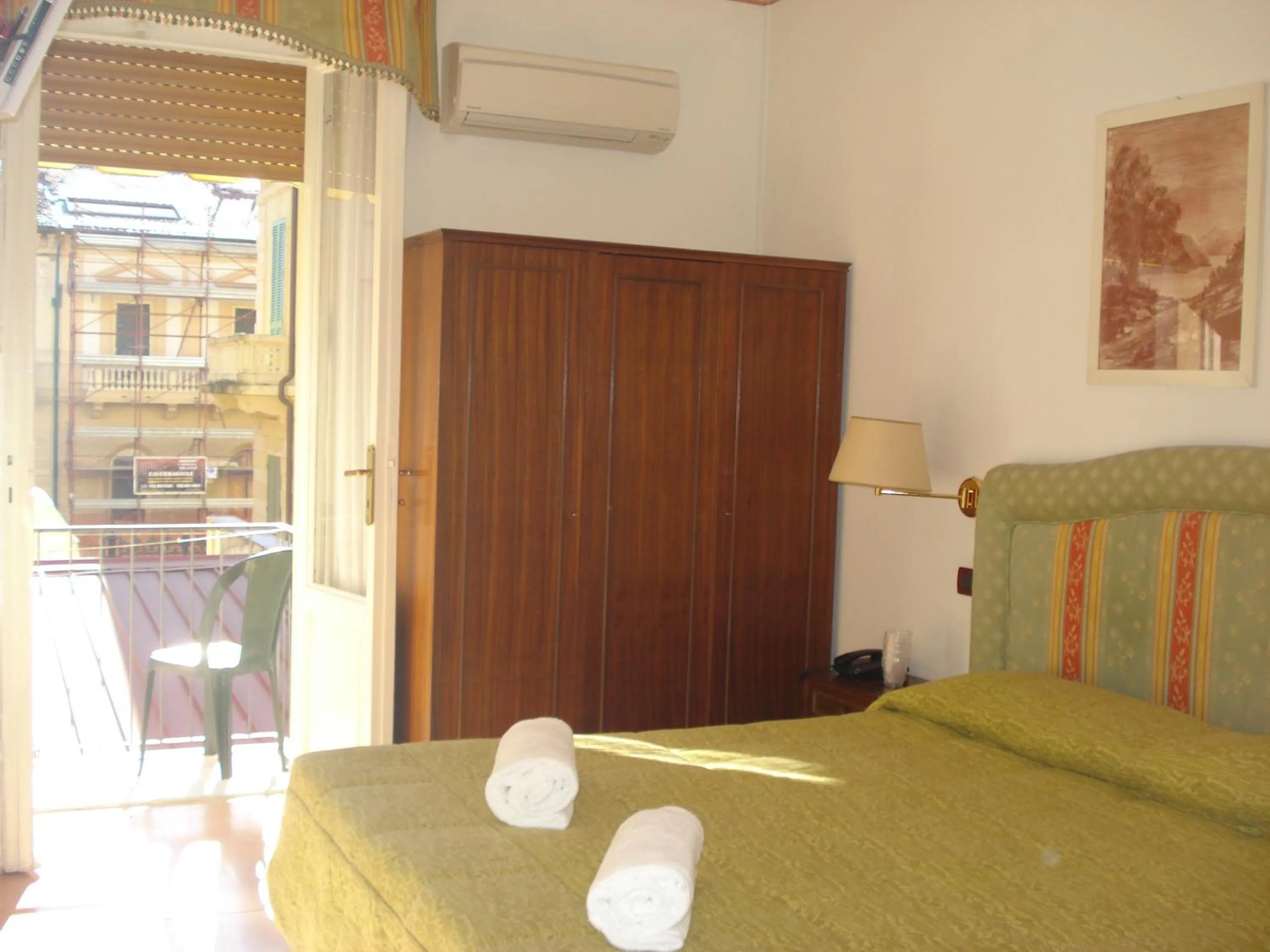 Balcony/Terrace, Bed in Hotel Ely