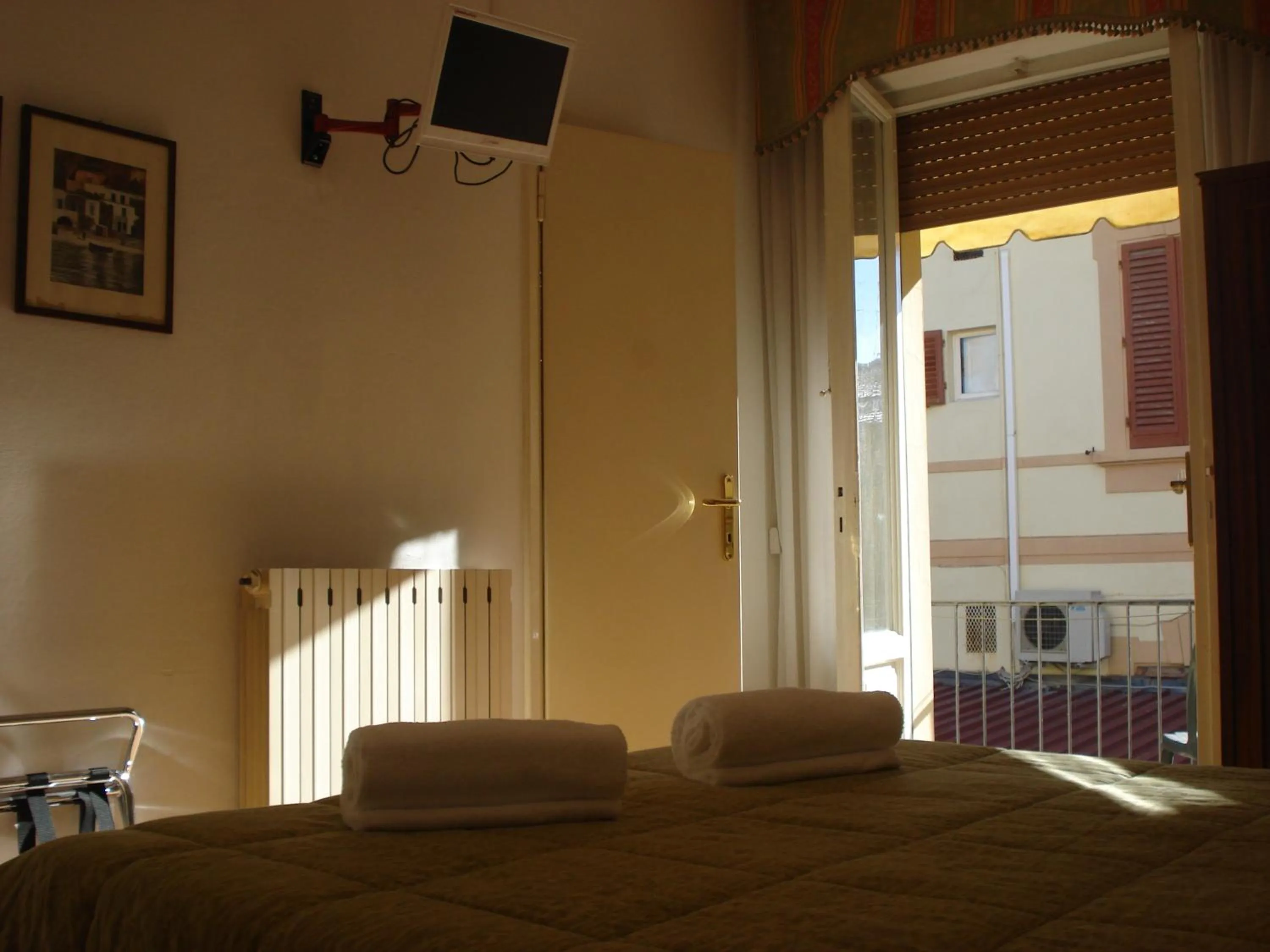 Balcony/Terrace, Bed in Hotel Ely