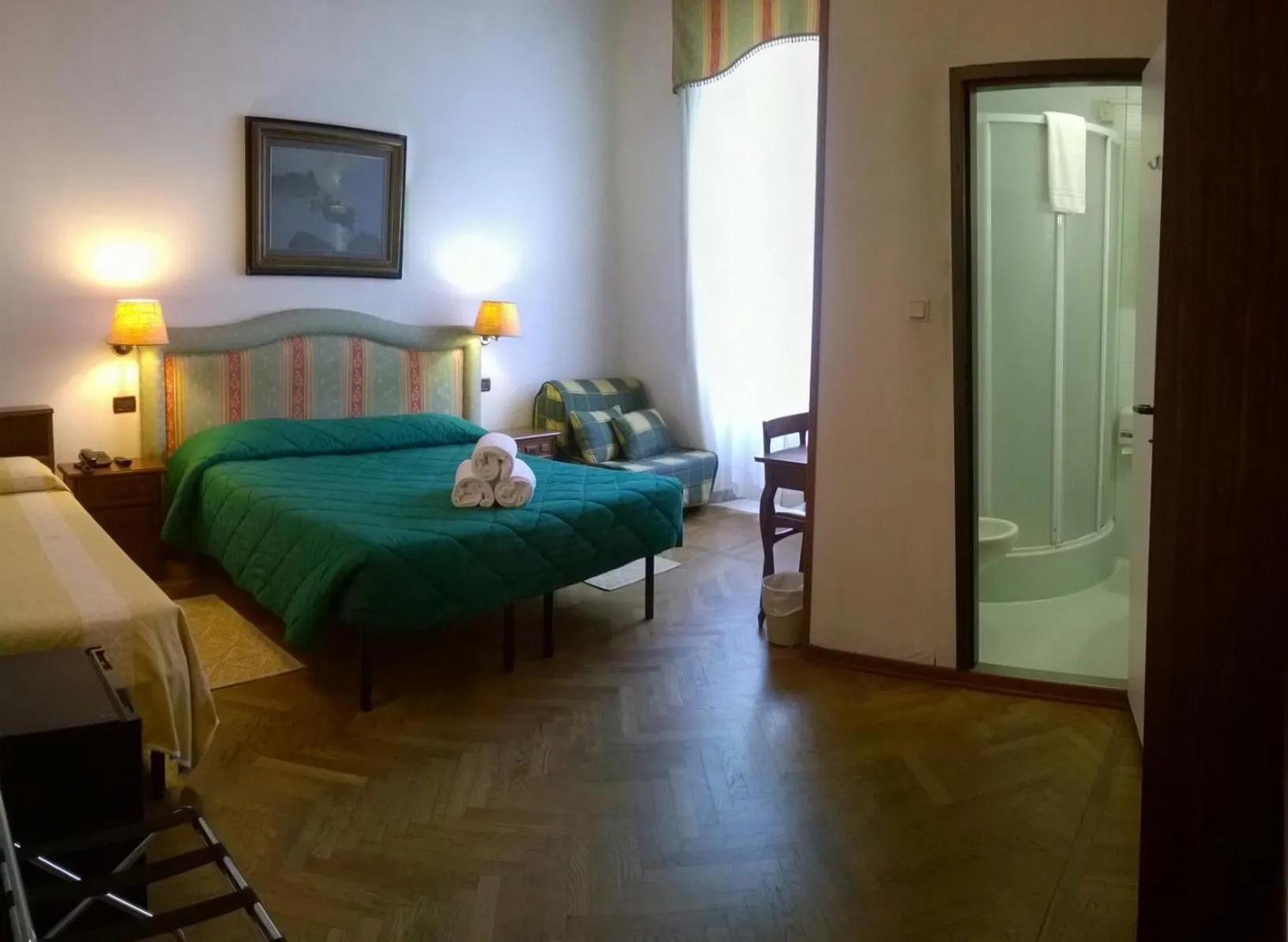 Day, Bed in Hotel Ely