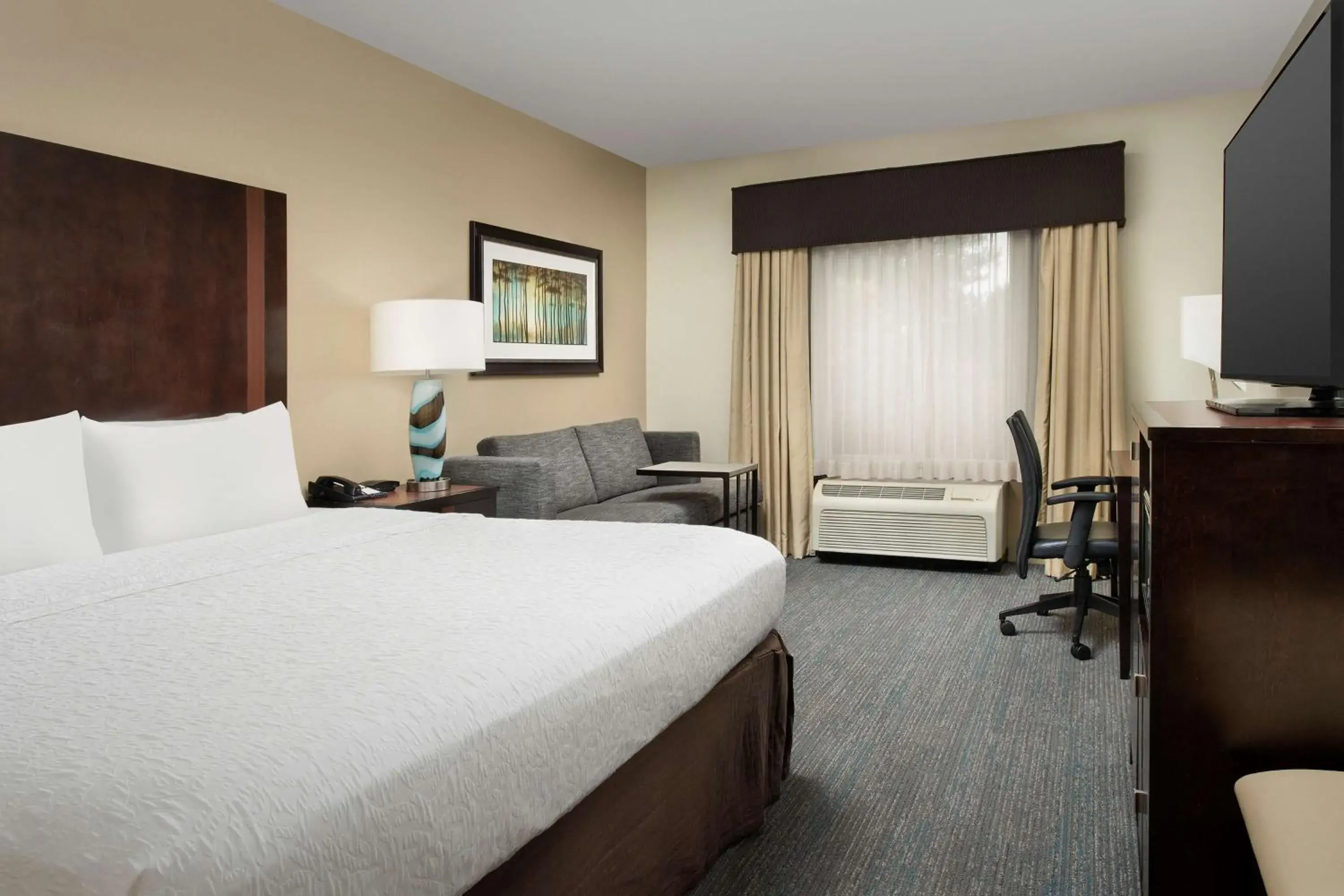Bedroom, Bed in Hampton Inn & Suites Alpharetta-Windward Bedroom, Bed in Hampton Inn & Suites Alpharetta-Windward