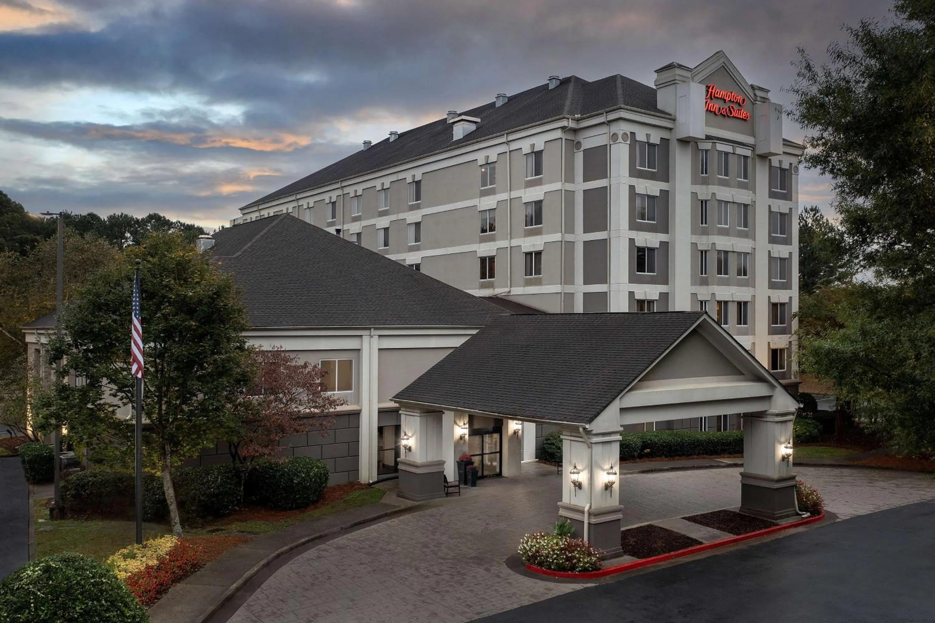 Property building in Hampton Inn & Suites Alpharetta-Windward