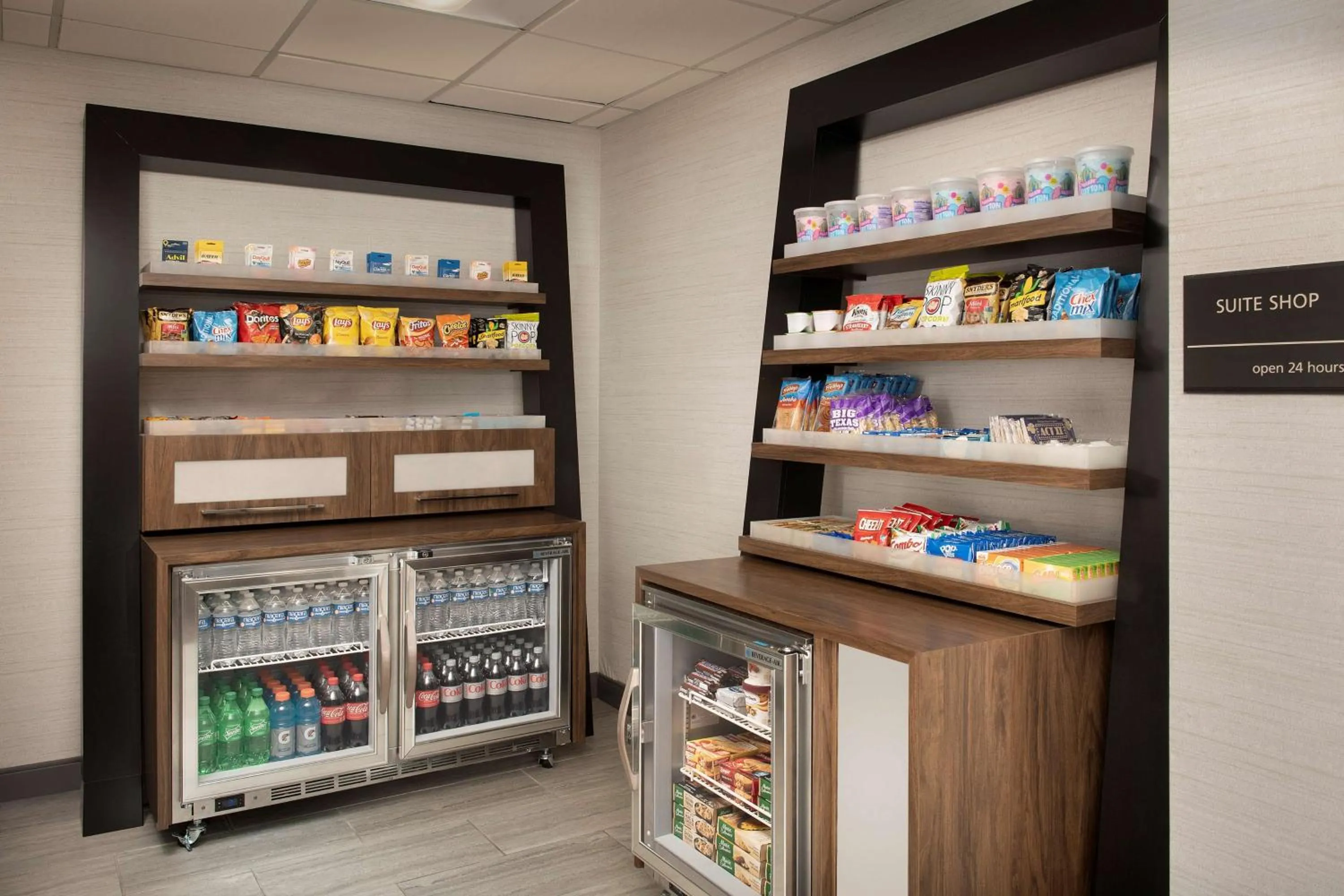 Food and drinks in Hampton Inn & Suites Alpharetta-Windward