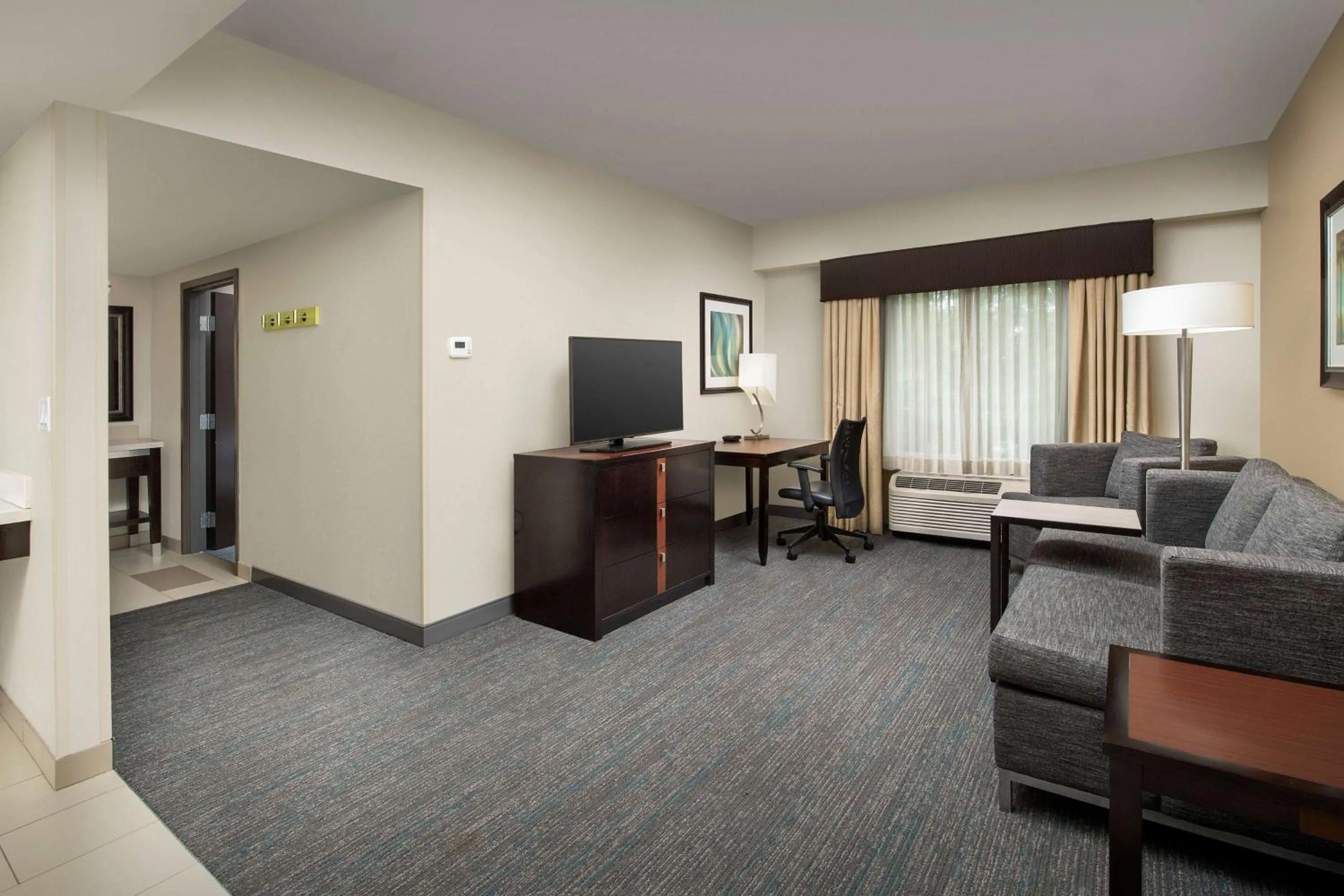 Bedroom in Hampton Inn & Suites Alpharetta-Windward