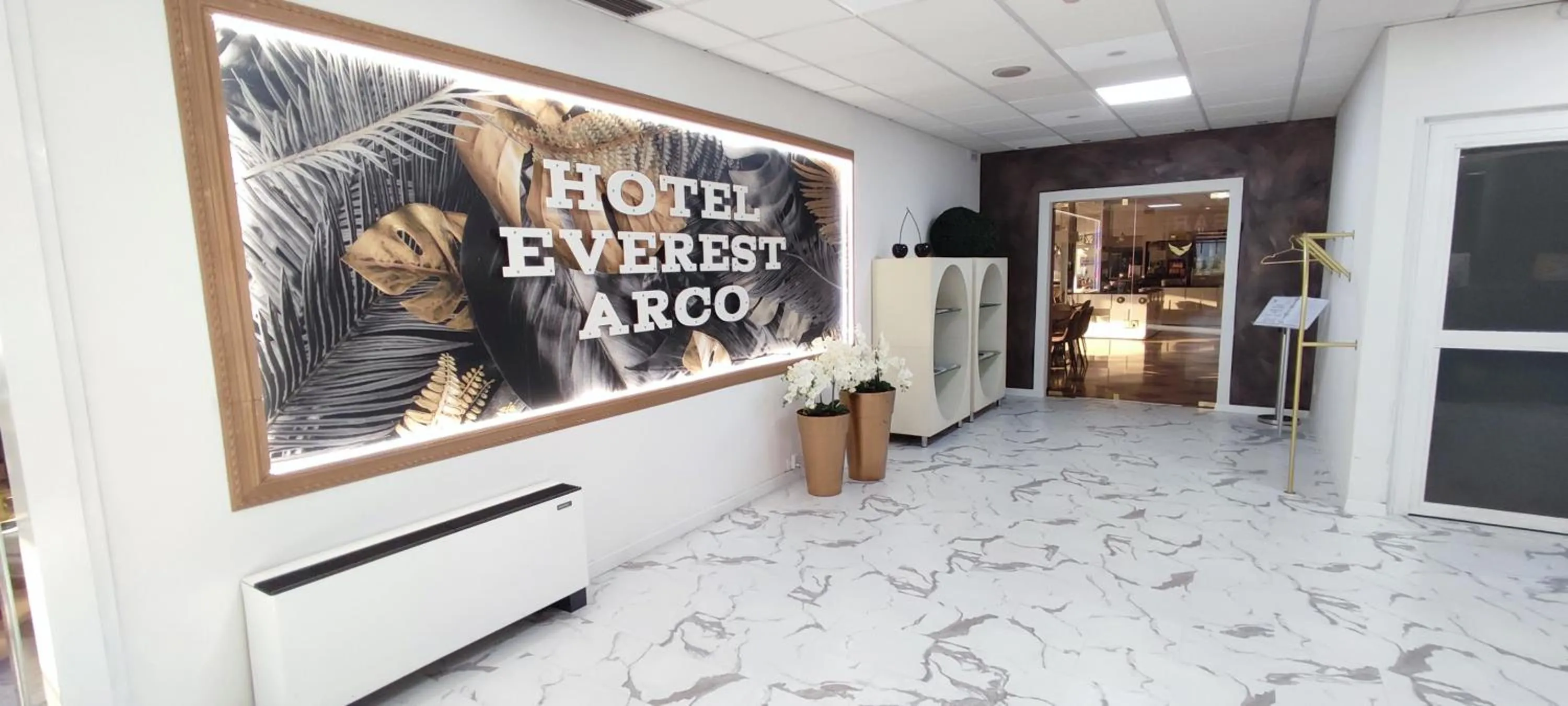 Lobby or reception in Hotel Everest Arco