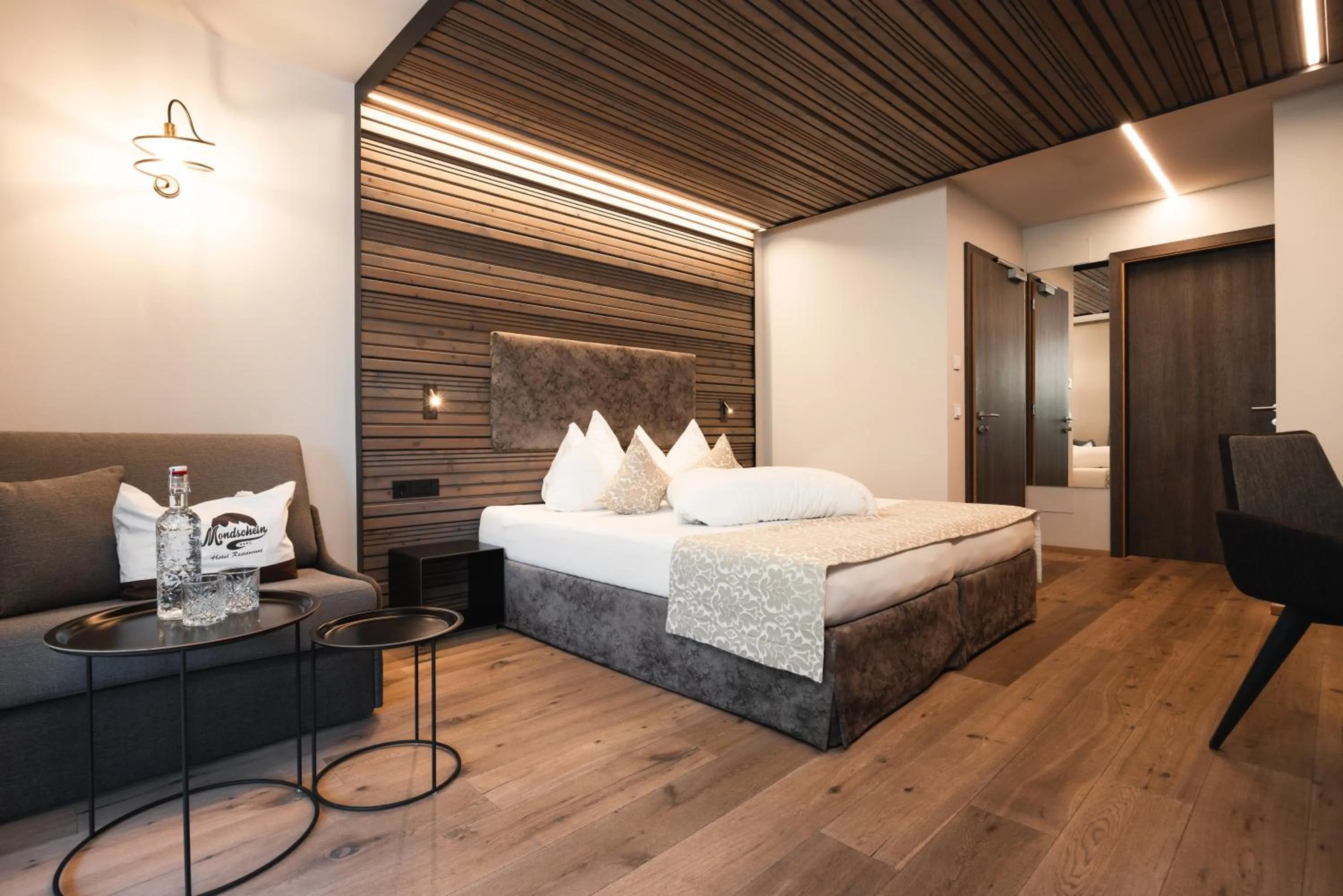 Photo of the whole room, Bed in Das Mondschein