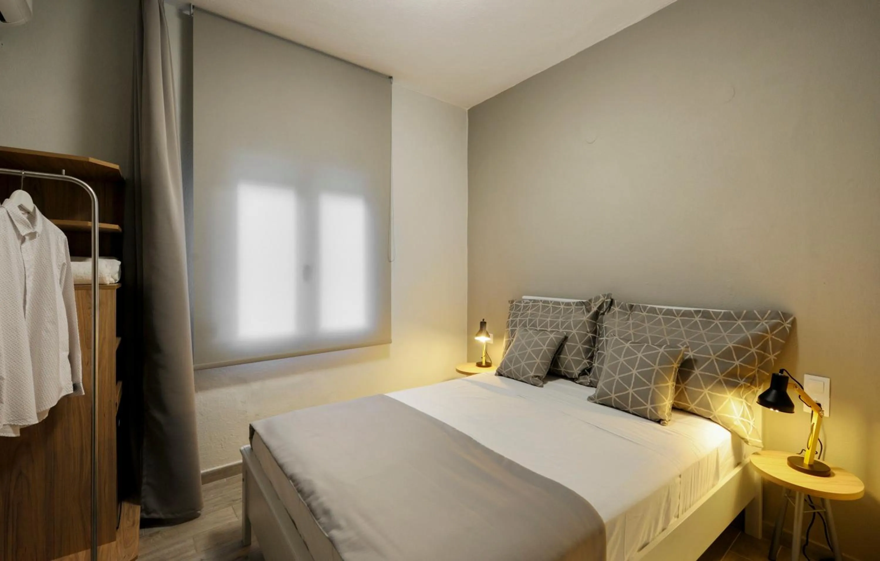 Photo of the whole room, Bed in Skianthion