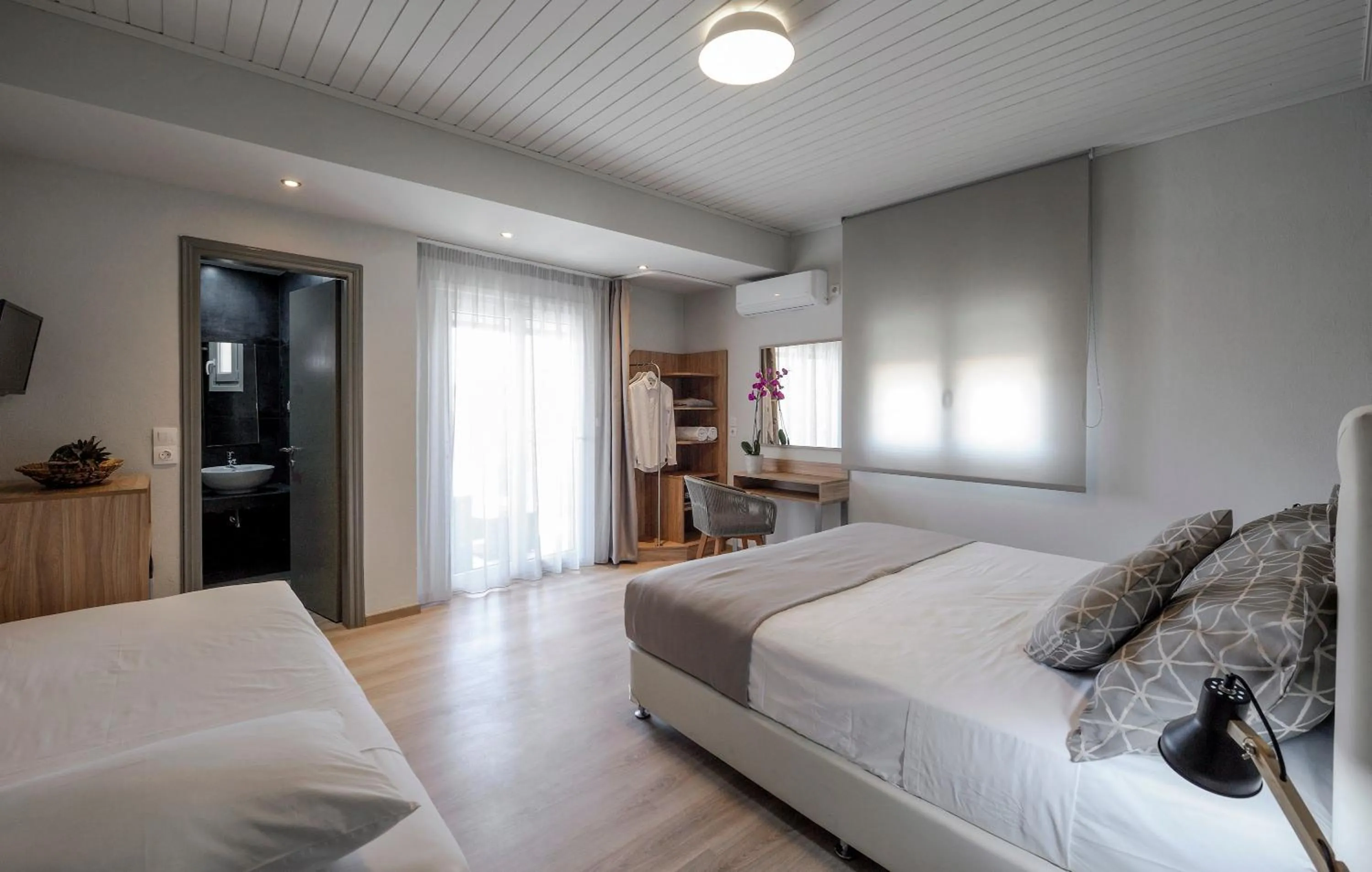 Photo of the whole room, Bed in Skianthion