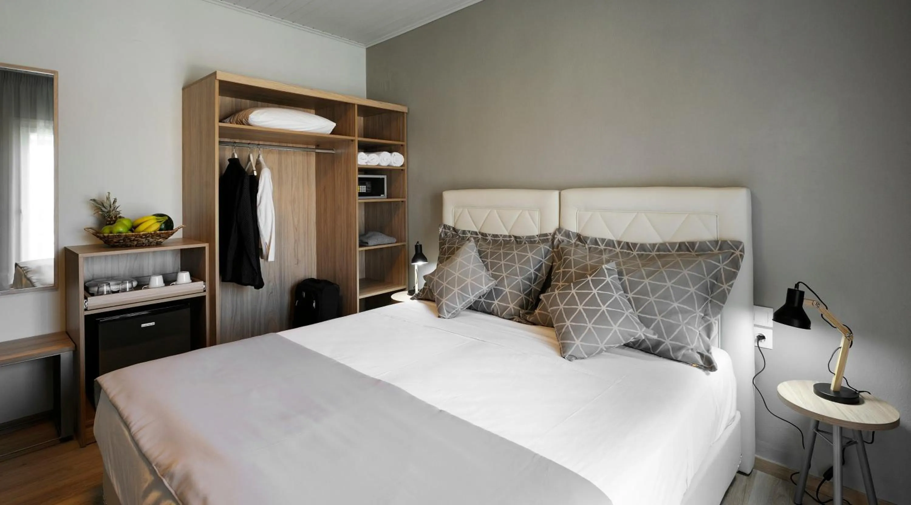 Photo of the whole room, Bed in Skianthion