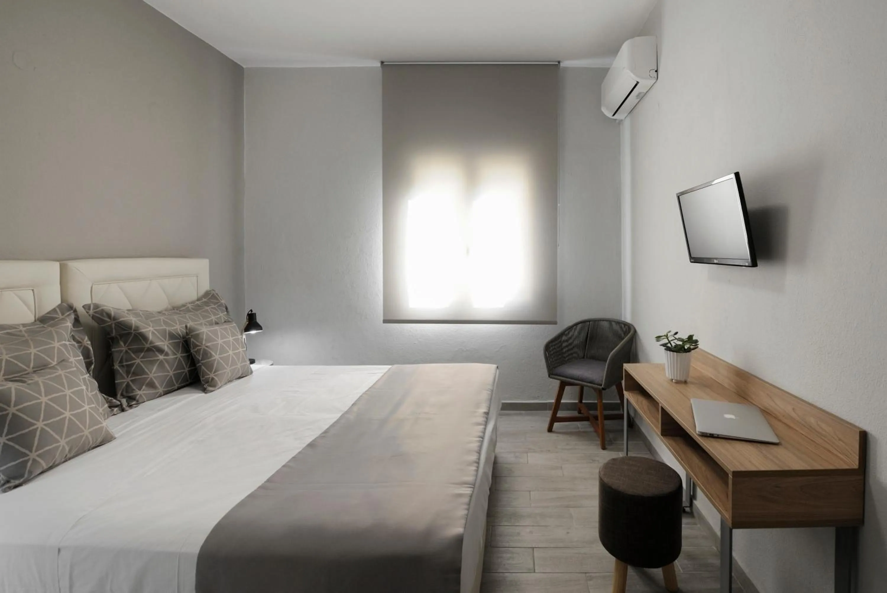 Photo of the whole room, Bed in Skianthion