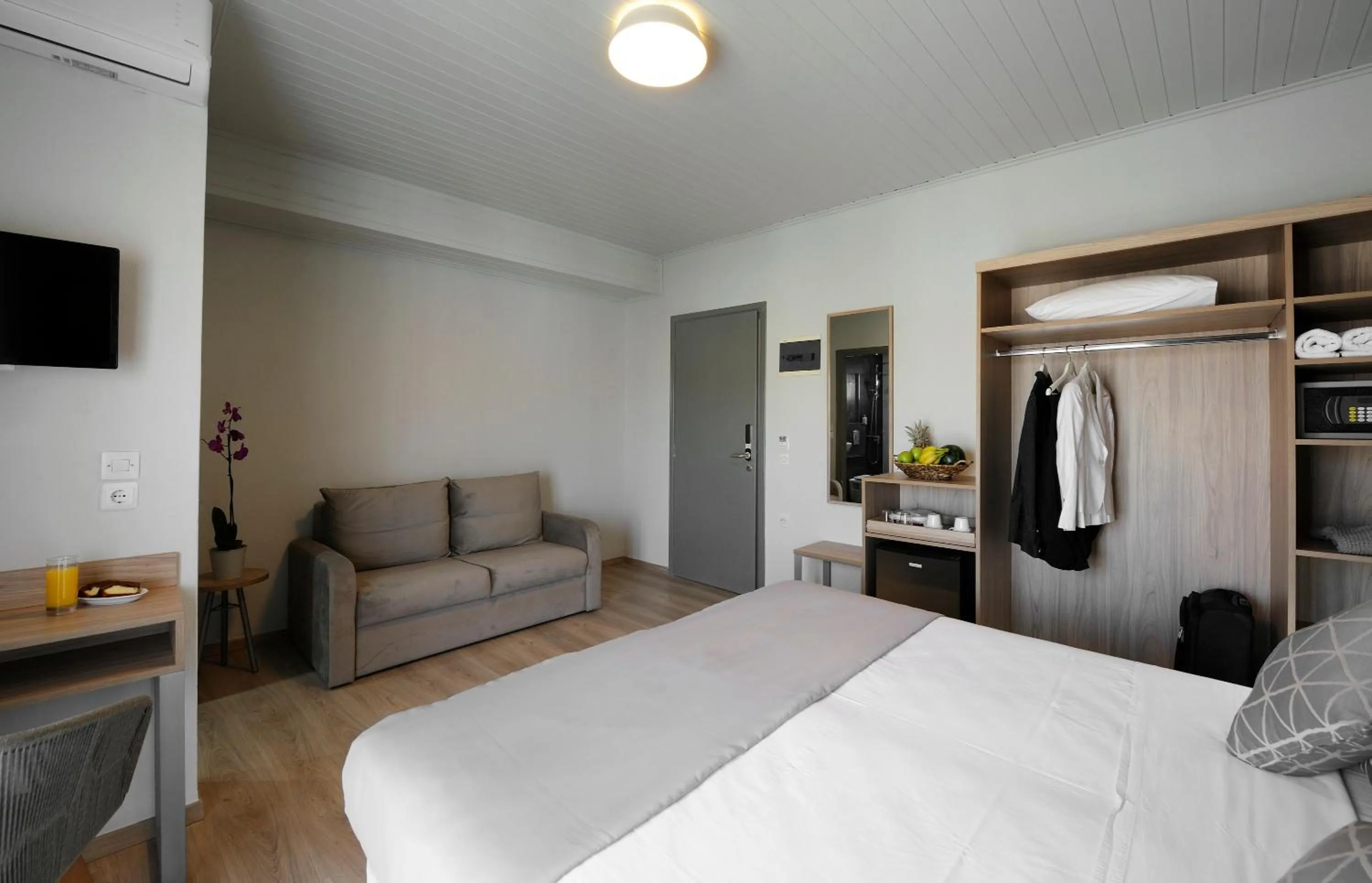 Photo of the whole room, Bed in Skianthion