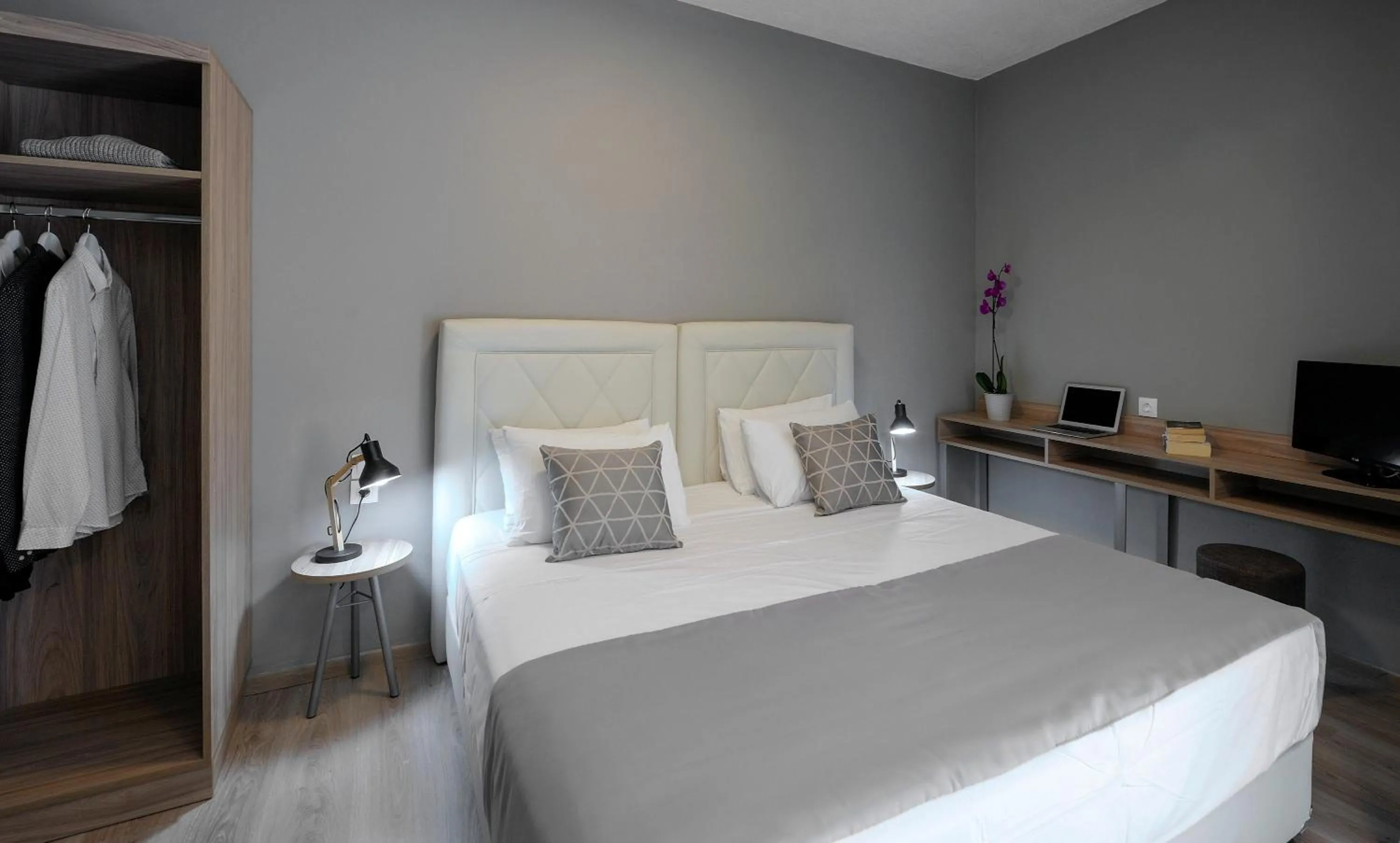 Photo of the whole room, Bed in Skianthion