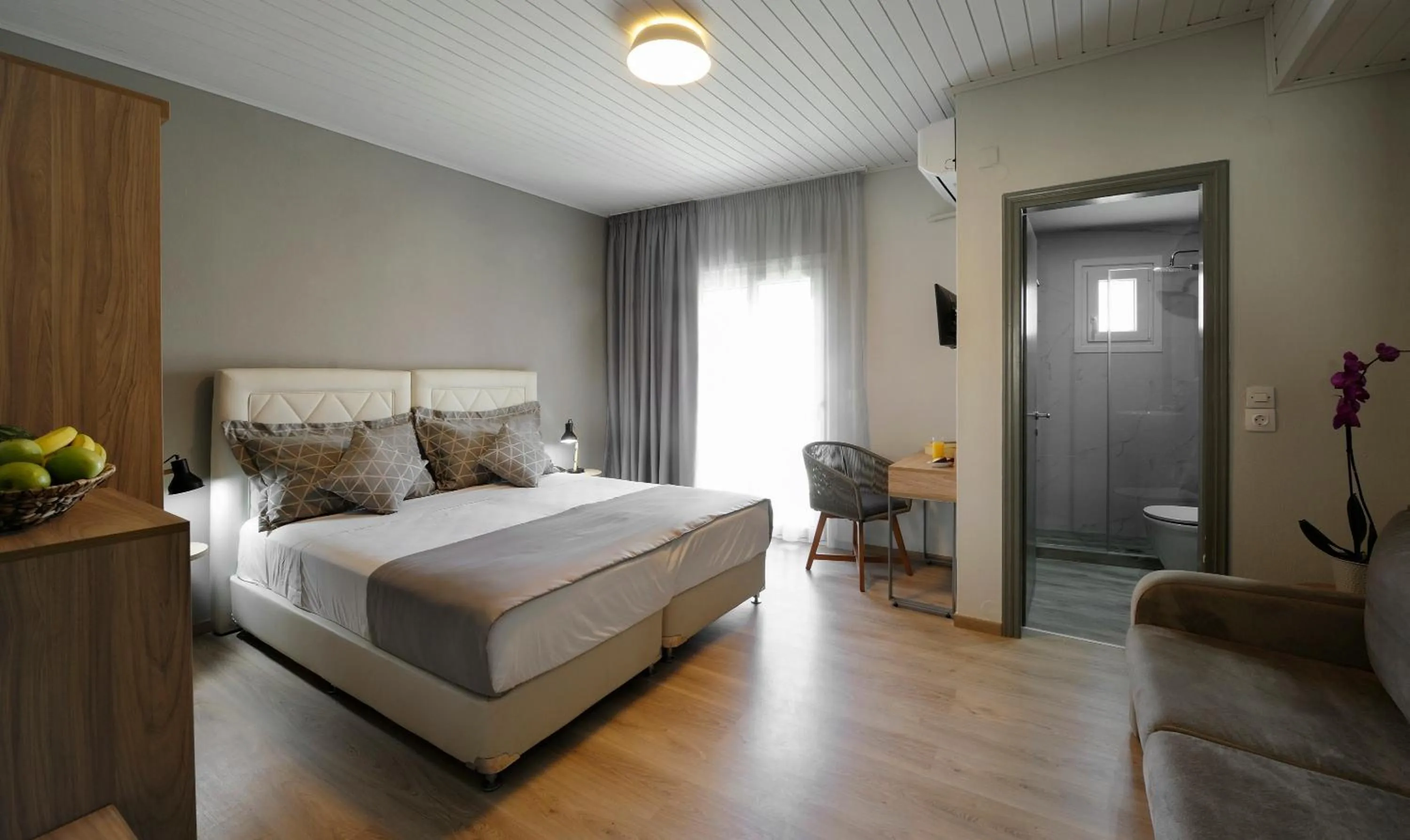 Photo of the whole room, Bed in Skianthion