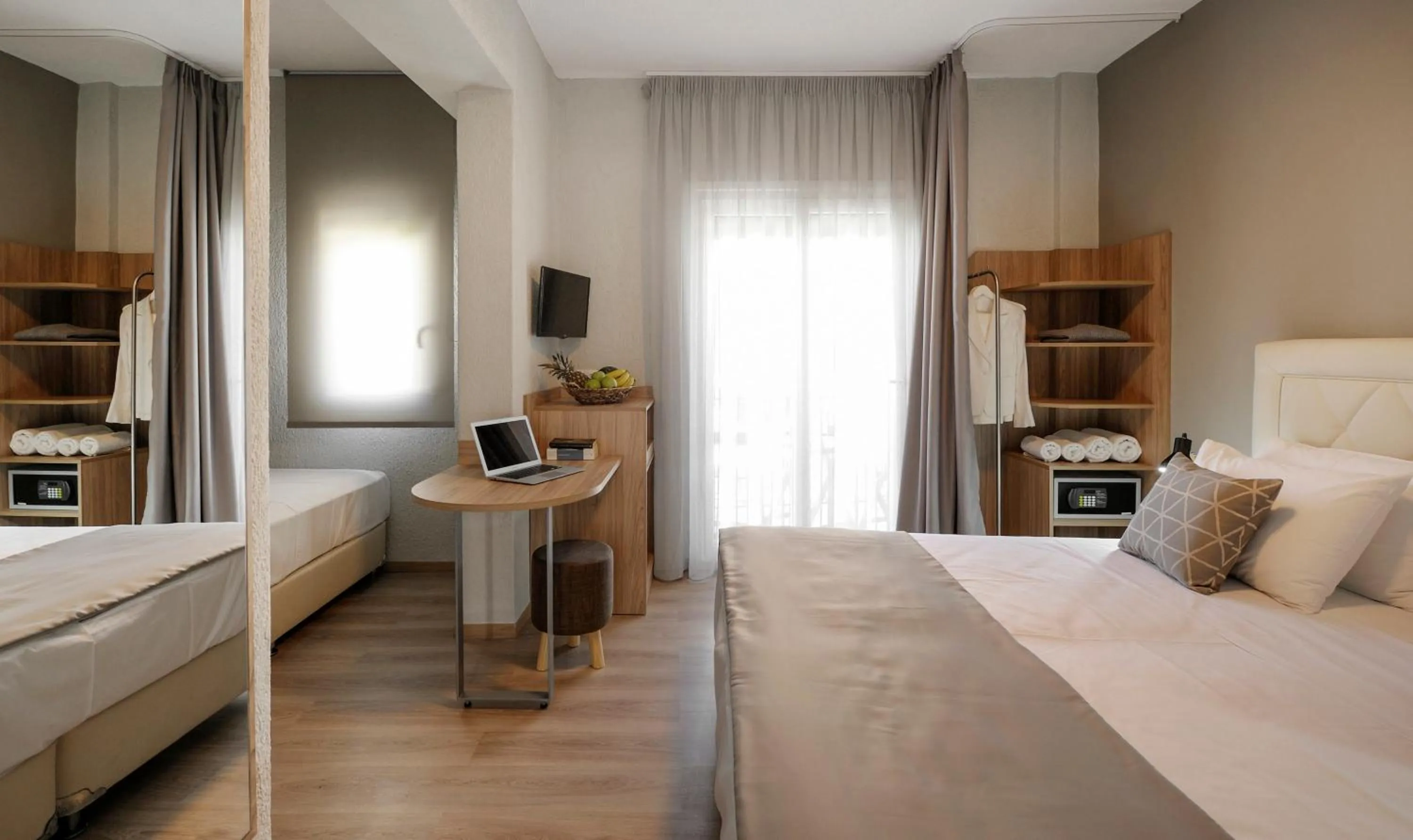 Photo of the whole room, Bed in Skianthion