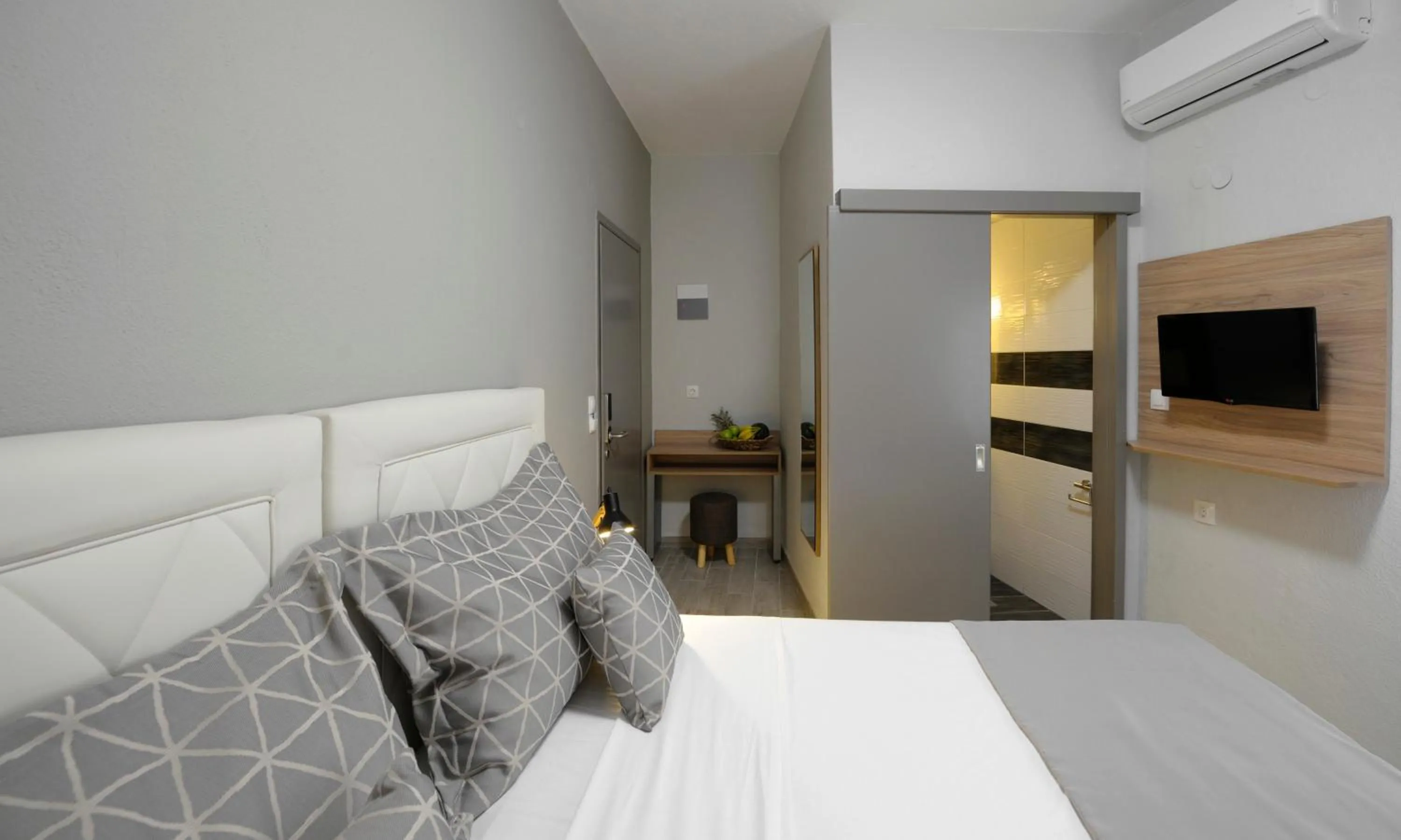 Bedroom, Bed in Skianthion