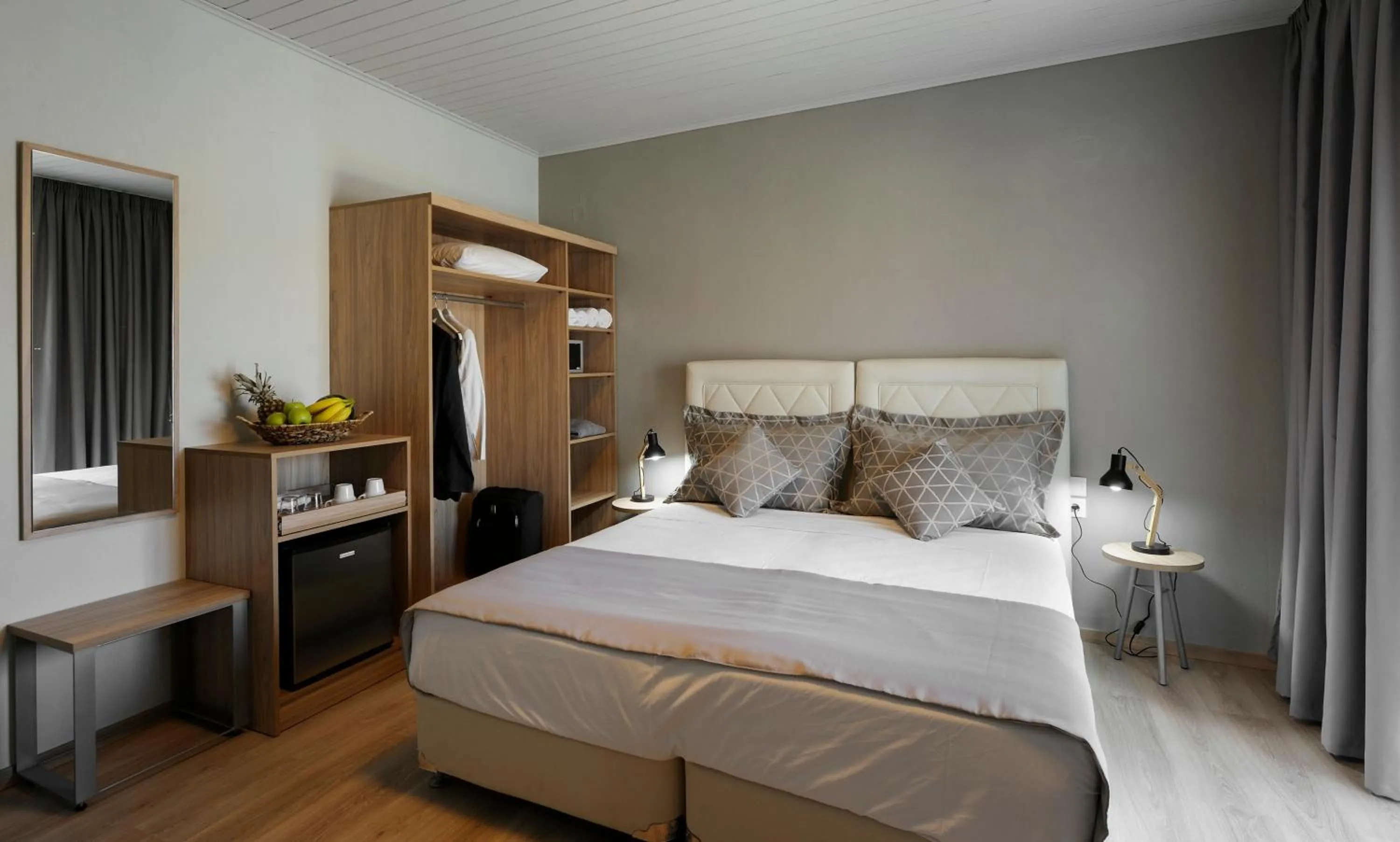 Photo of the whole room, Bed in Skianthion