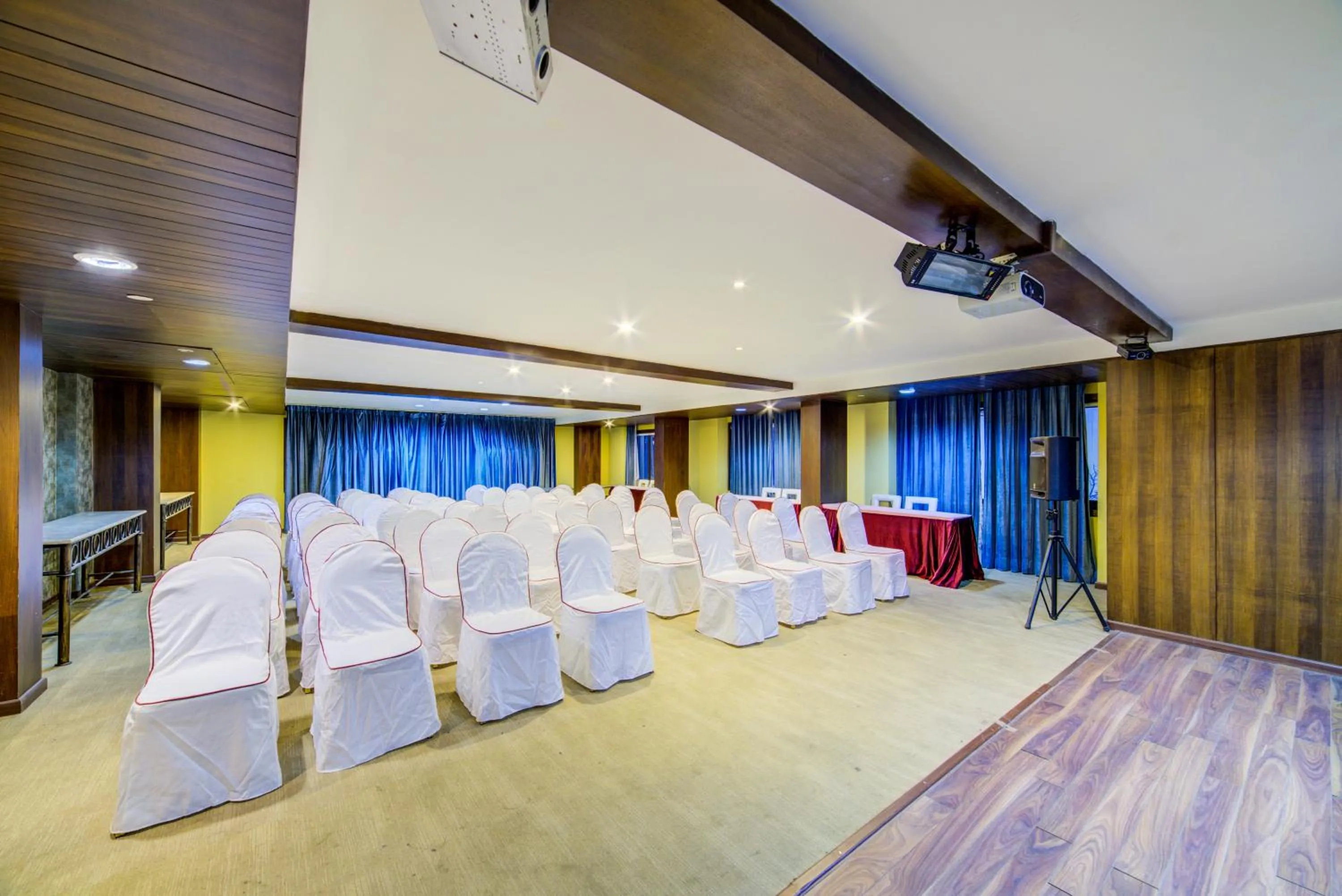 Meeting/conference room in Rock Manali by Vivaan