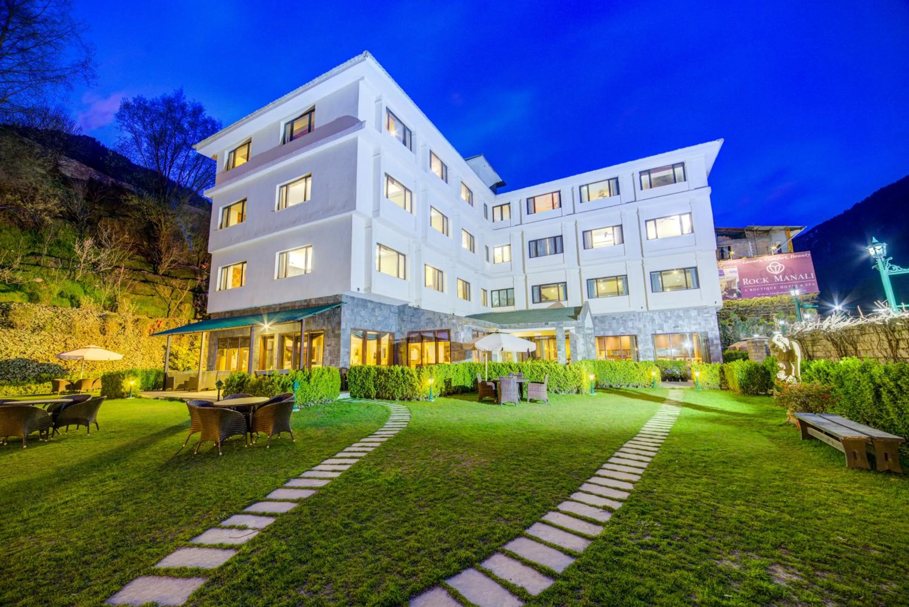 Facade/entrance in Rock Manali by Vivaan