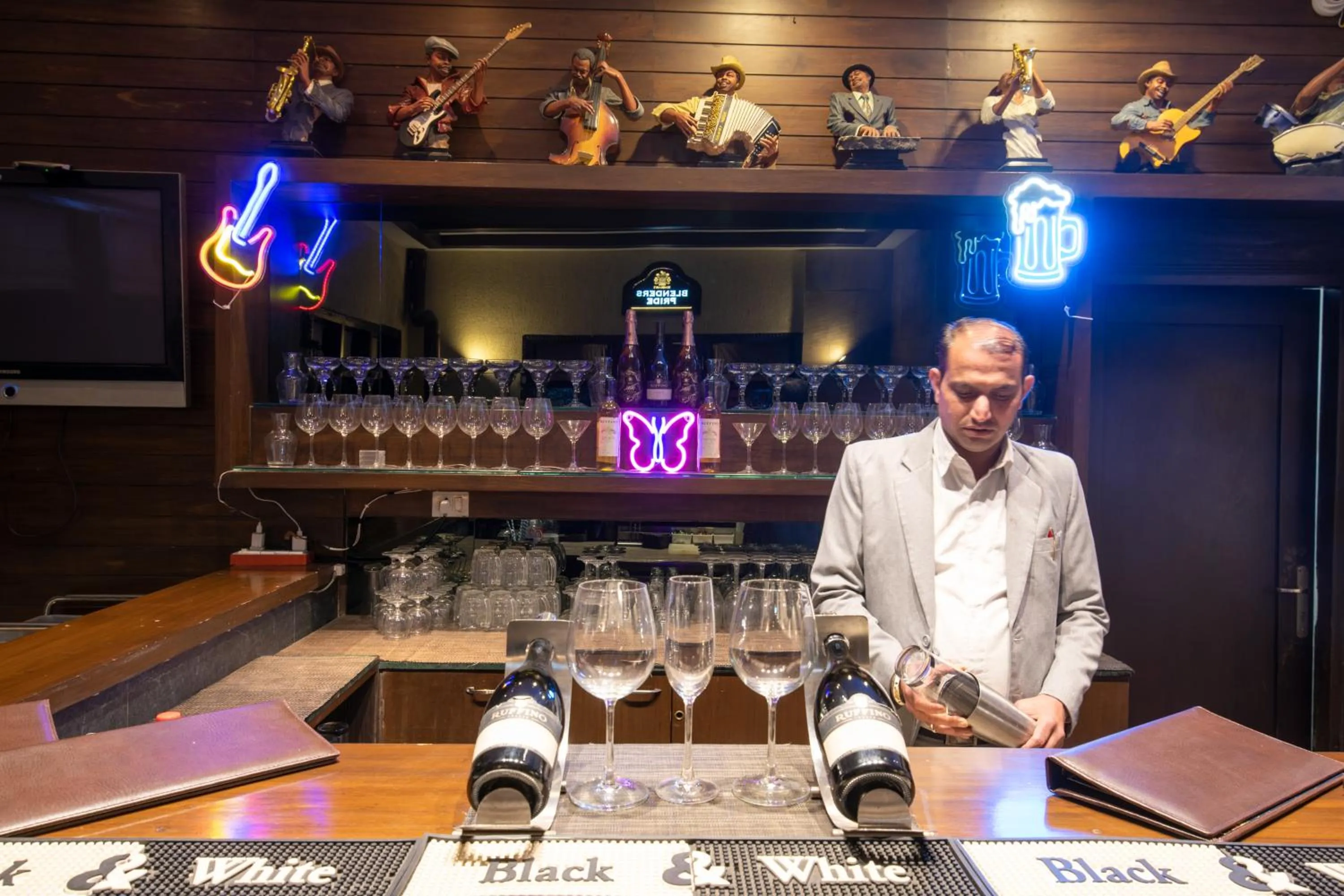 Lounge or bar in Rock Manali by Vivaan