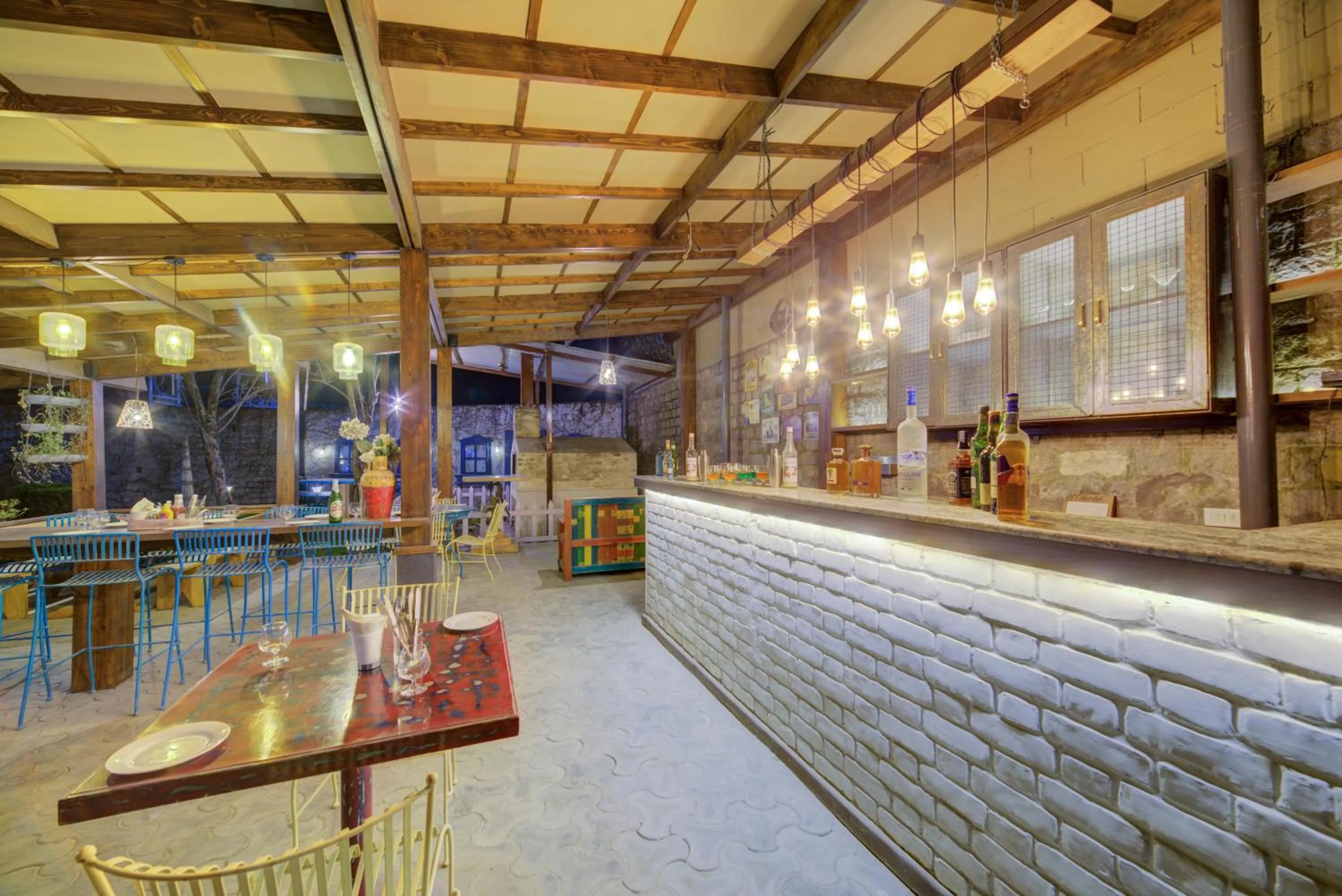Lounge or bar in Rock Manali by Vivaan