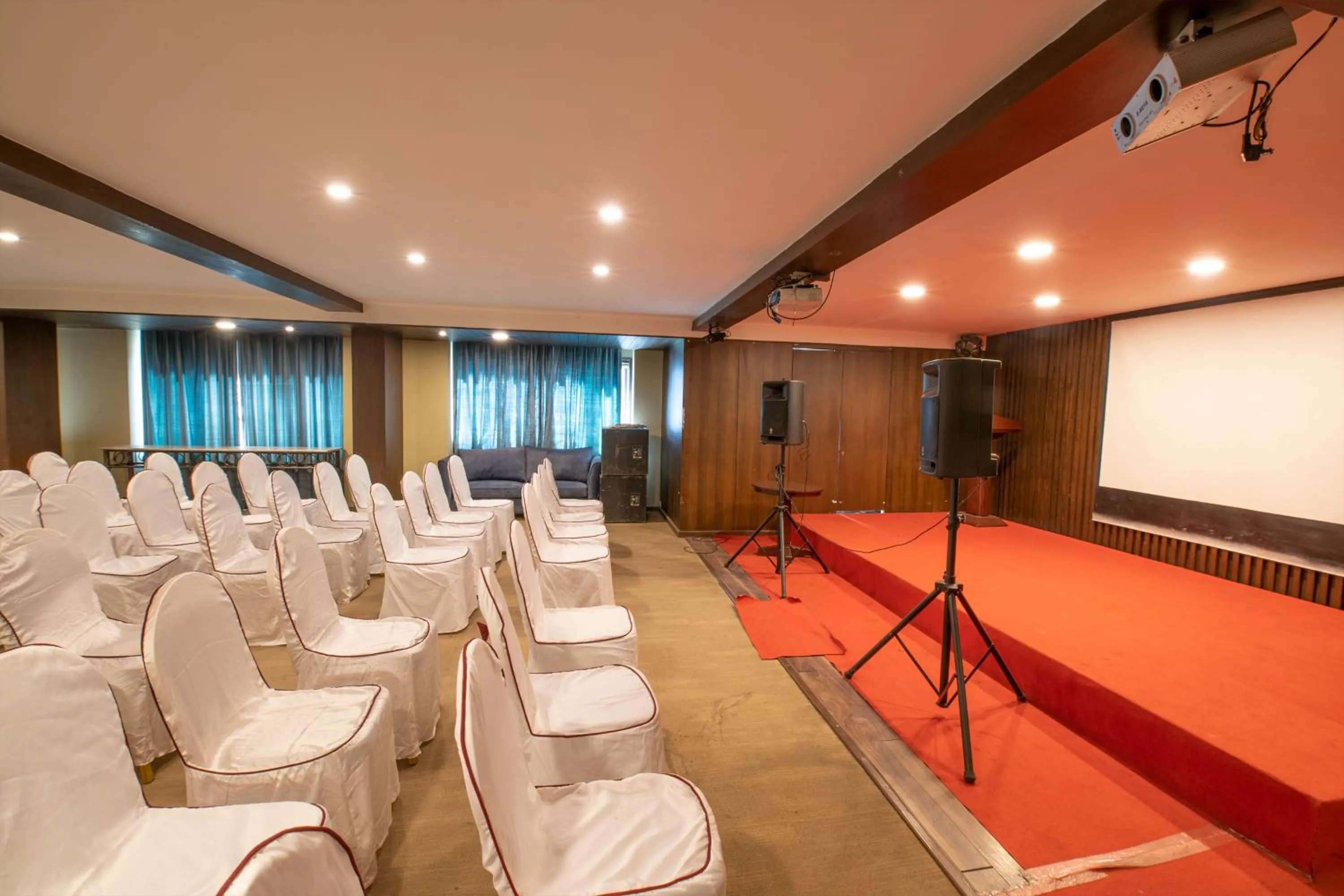 Meeting/conference room in Rock Manali by Vivaan