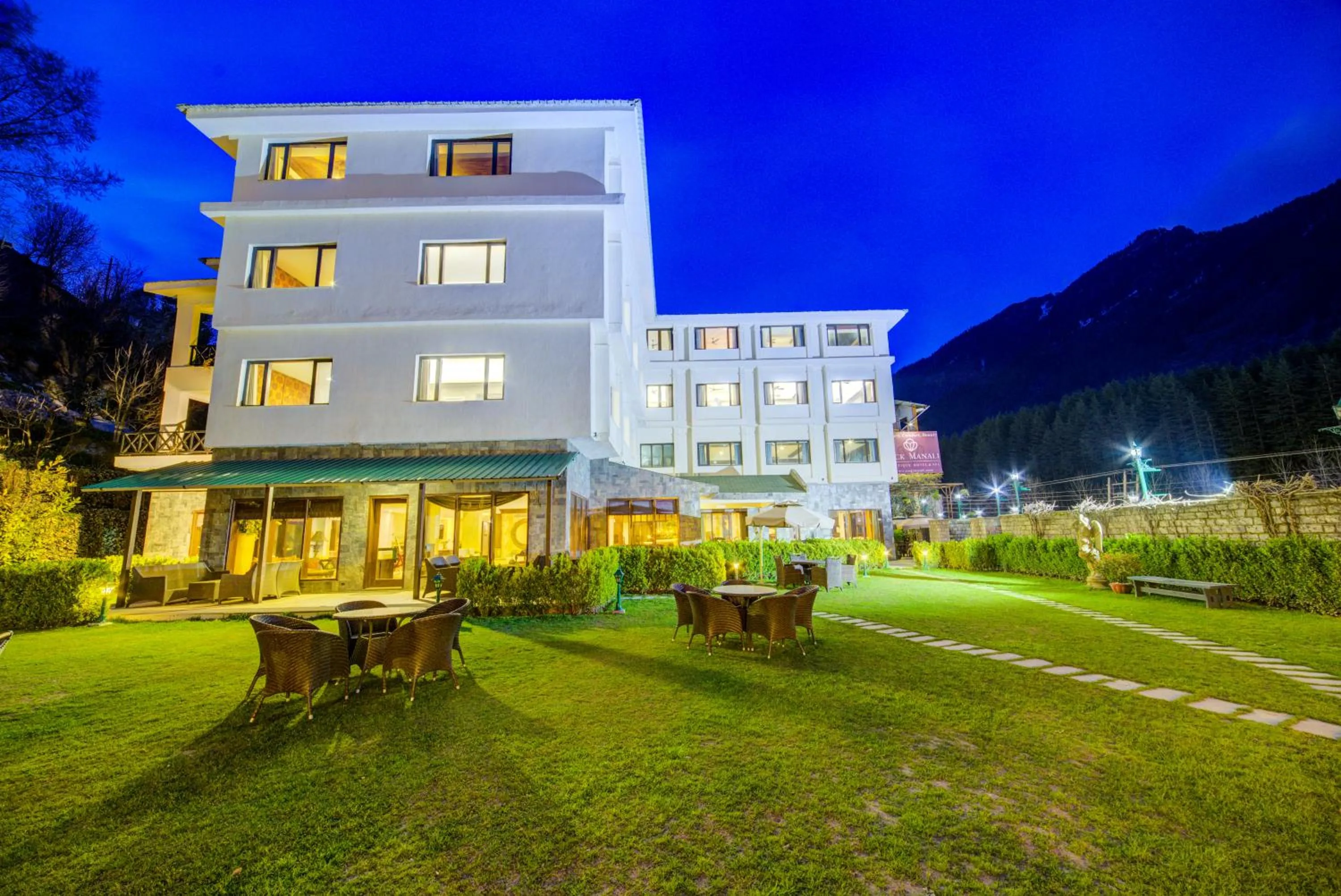 Facade/entrance in Rock Manali by Vivaan