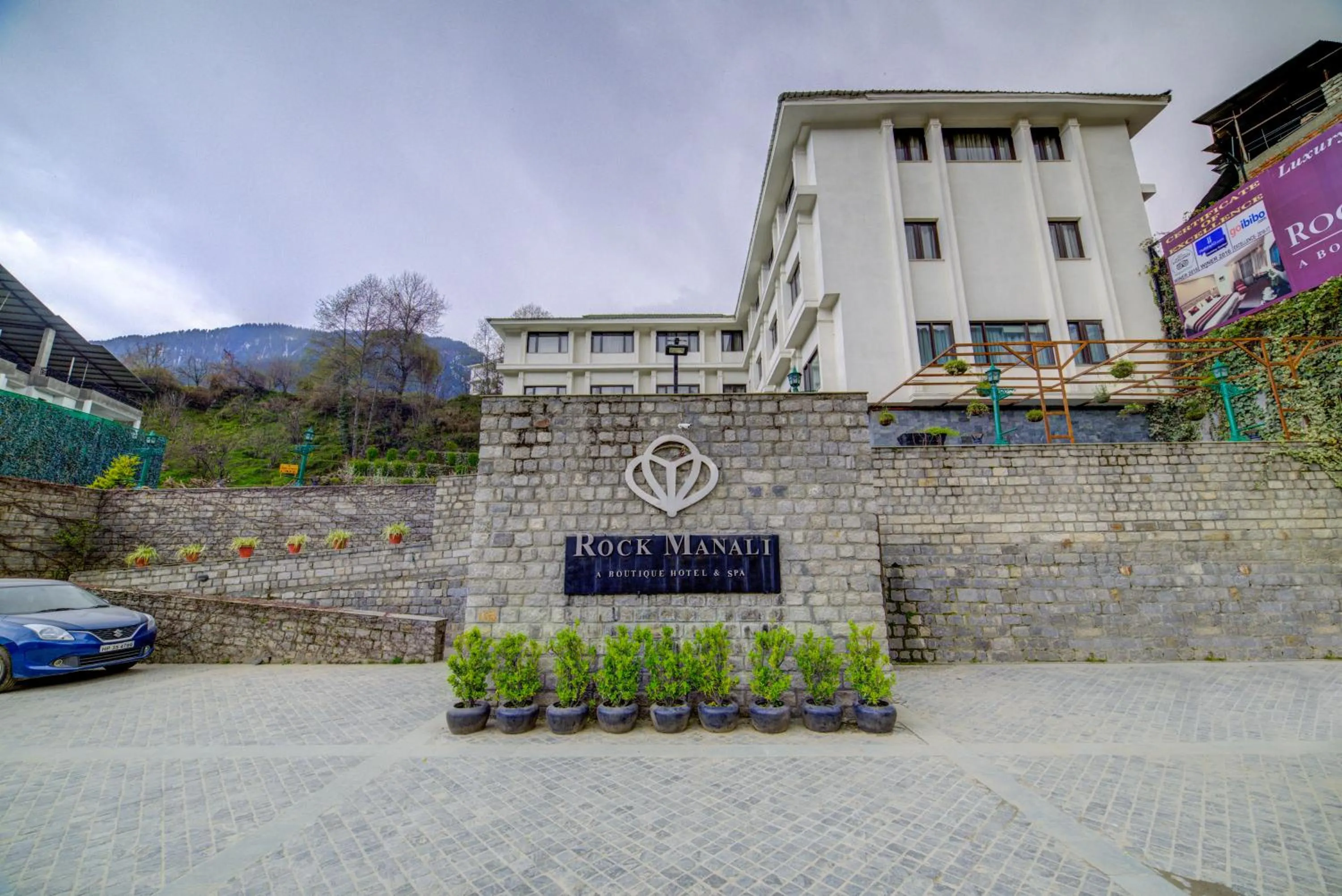 Facade/entrance in Rock Manali by Vivaan