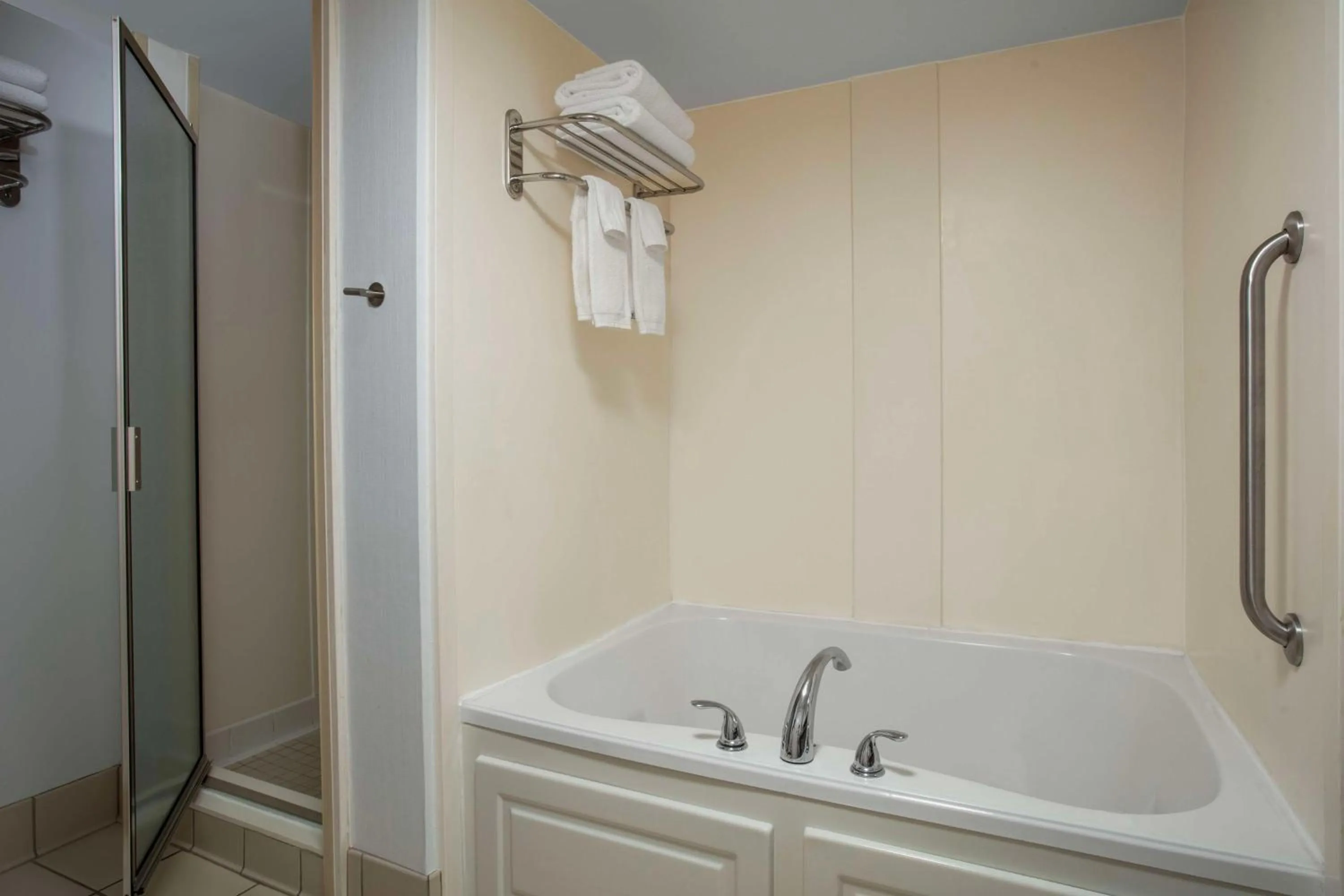 Bathroom in Hilton Garden Inn Fredericksburg