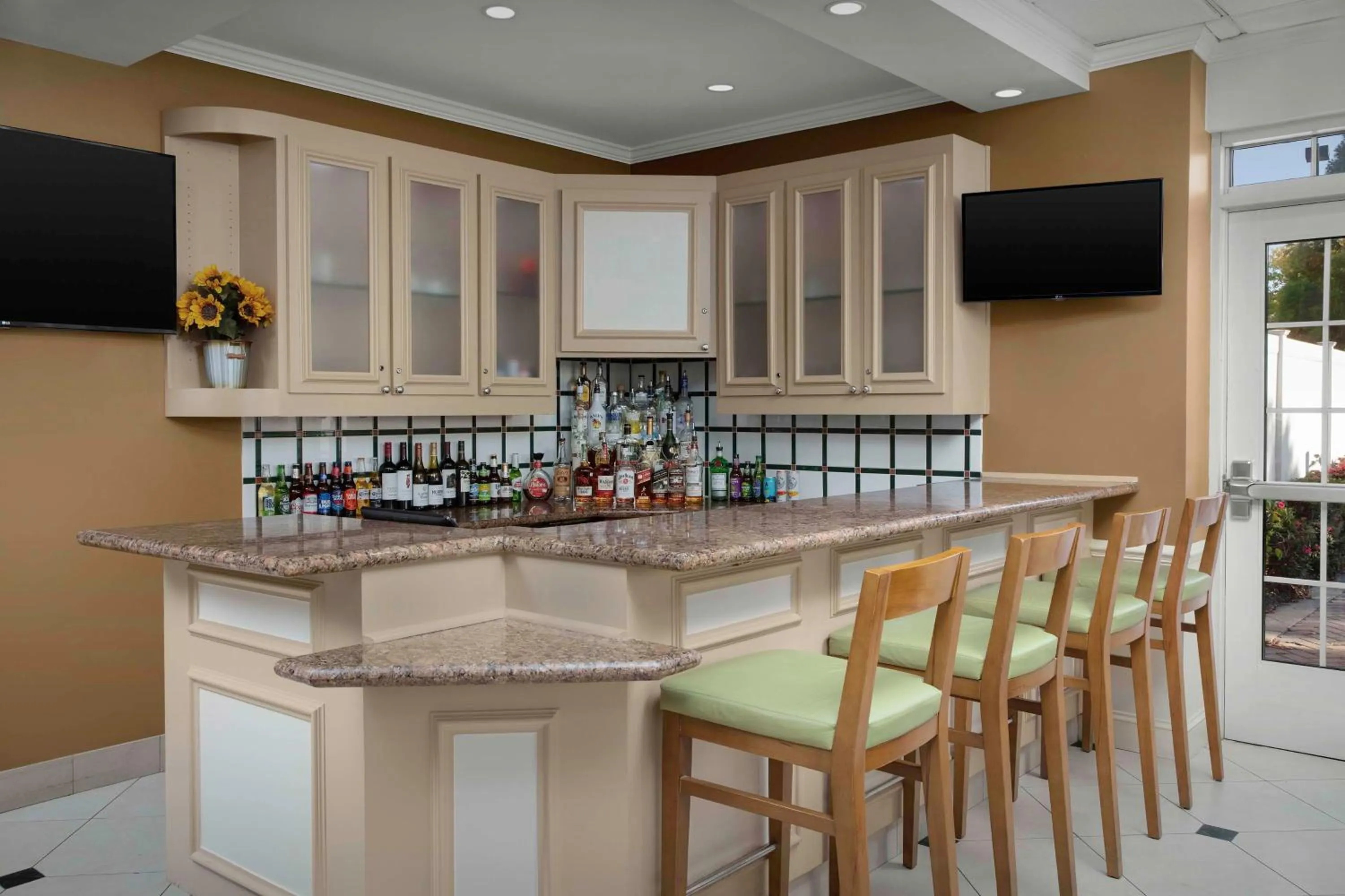 Lounge or bar in Hilton Garden Inn Fredericksburg