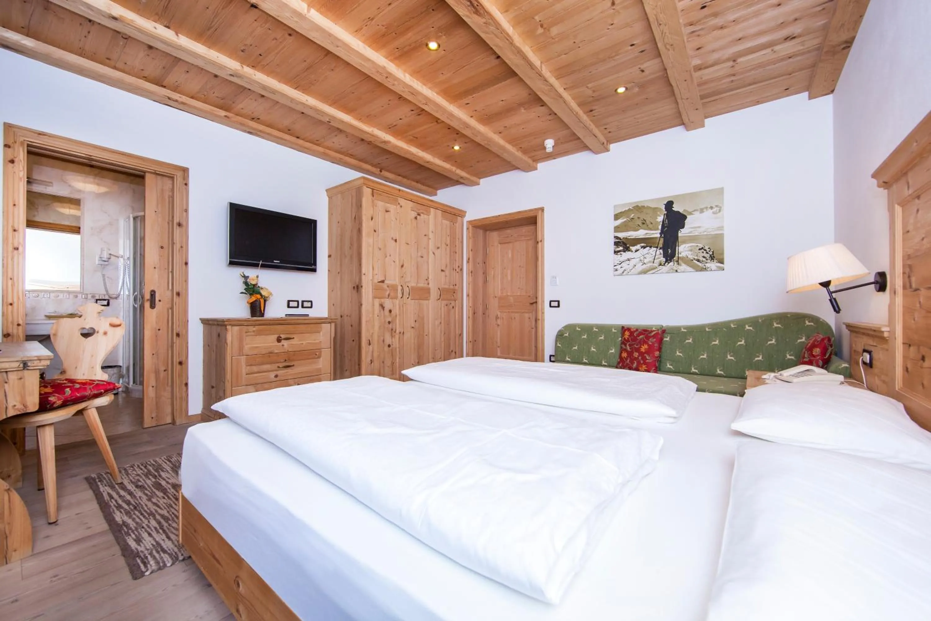 Photo of the whole room, Bed in Hotel Corona Krone