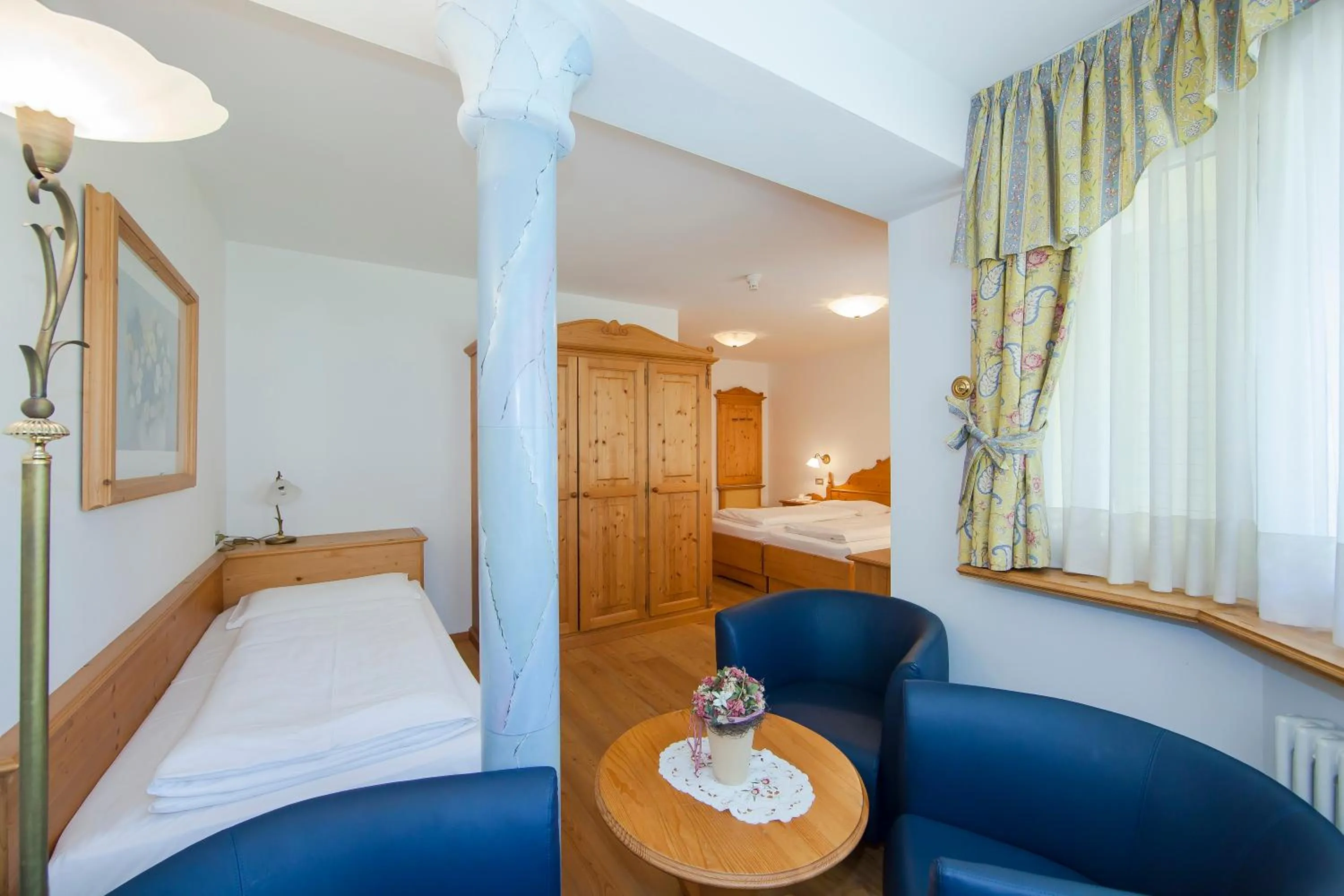 Photo of the whole room, Bed in Hotel Corona Krone