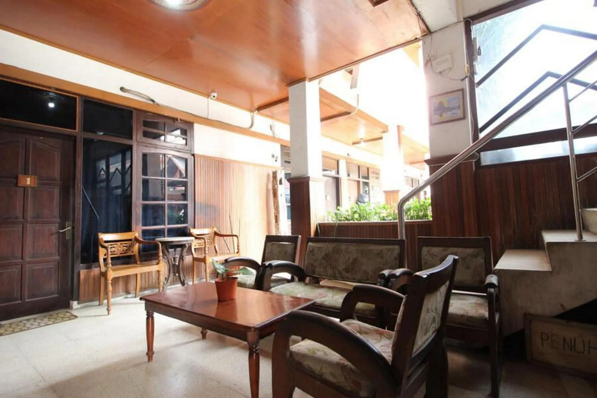 Seating area in RedDoorz @ Mantrijeron 2