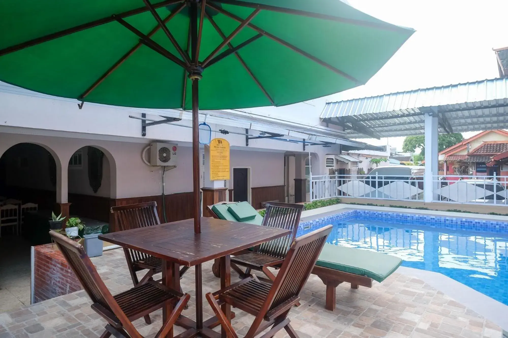 Pool view in RedDoorz @ Mantrijeron 2 Pool view in RedDoorz @ Mantrijeron 2