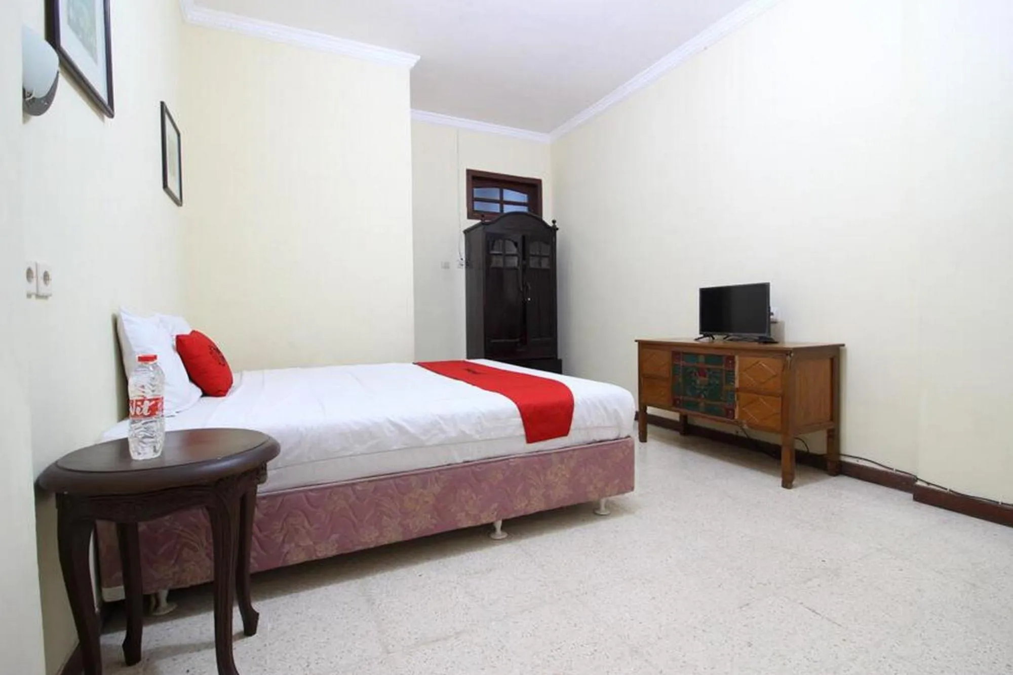 Bed in RedDoorz @ Mantrijeron 2